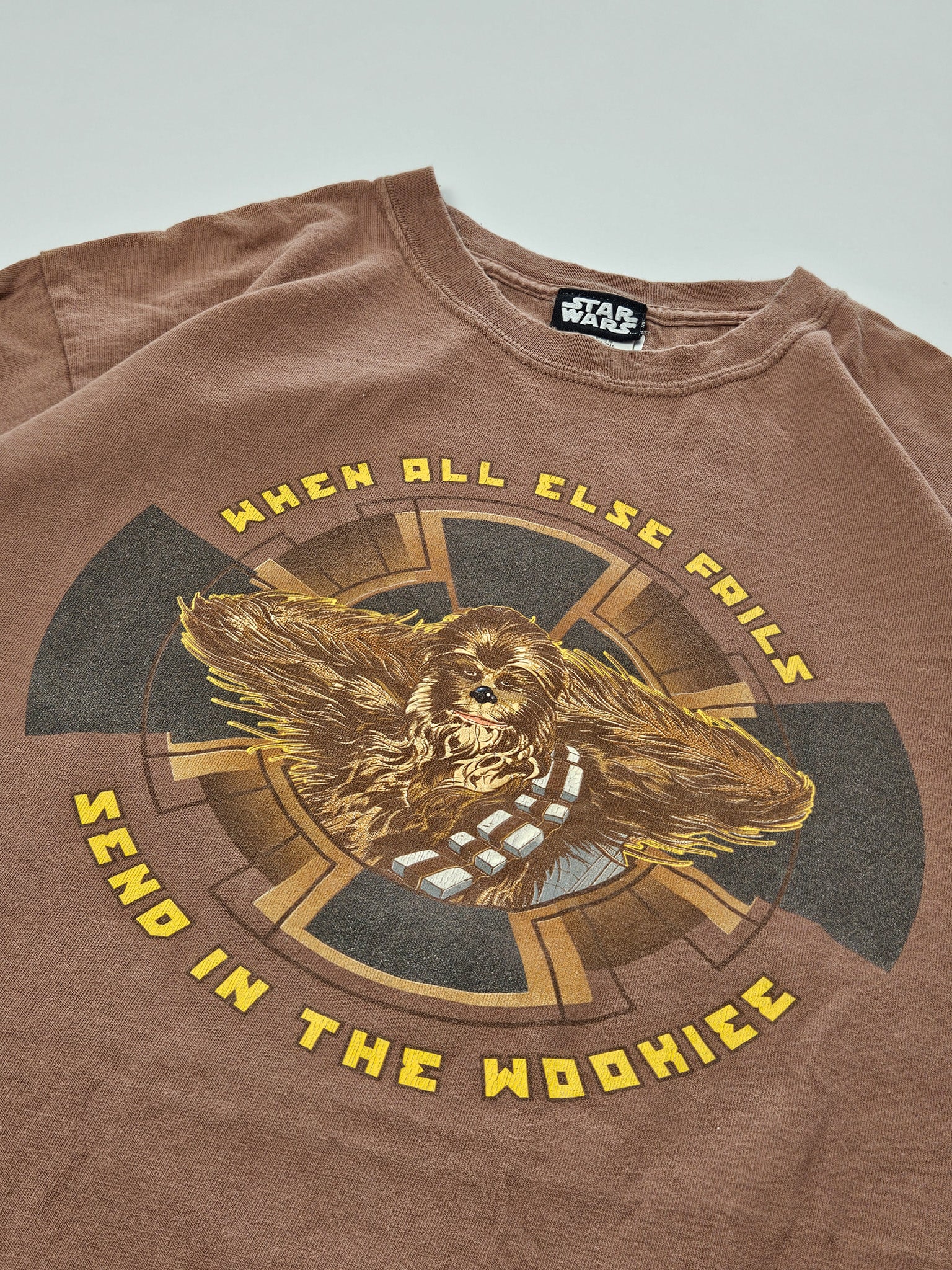 Flatlay van bruin Star Wars T-shirt met Chewbacca quote en full front graphic
