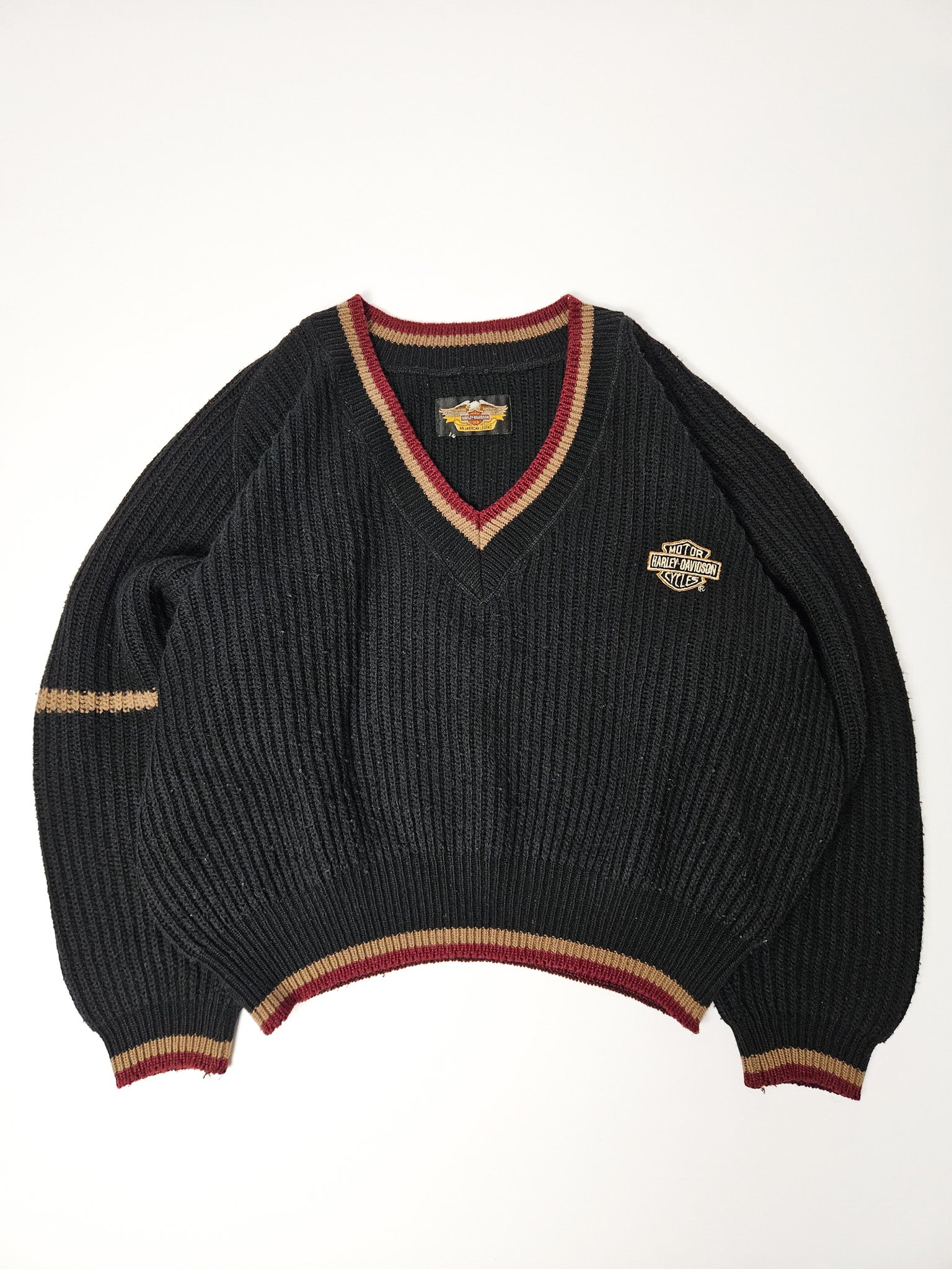 Vintage Harley-Davidson gebreide trui met V-hals, rood-beige boord en geborduurd logo op de borst
