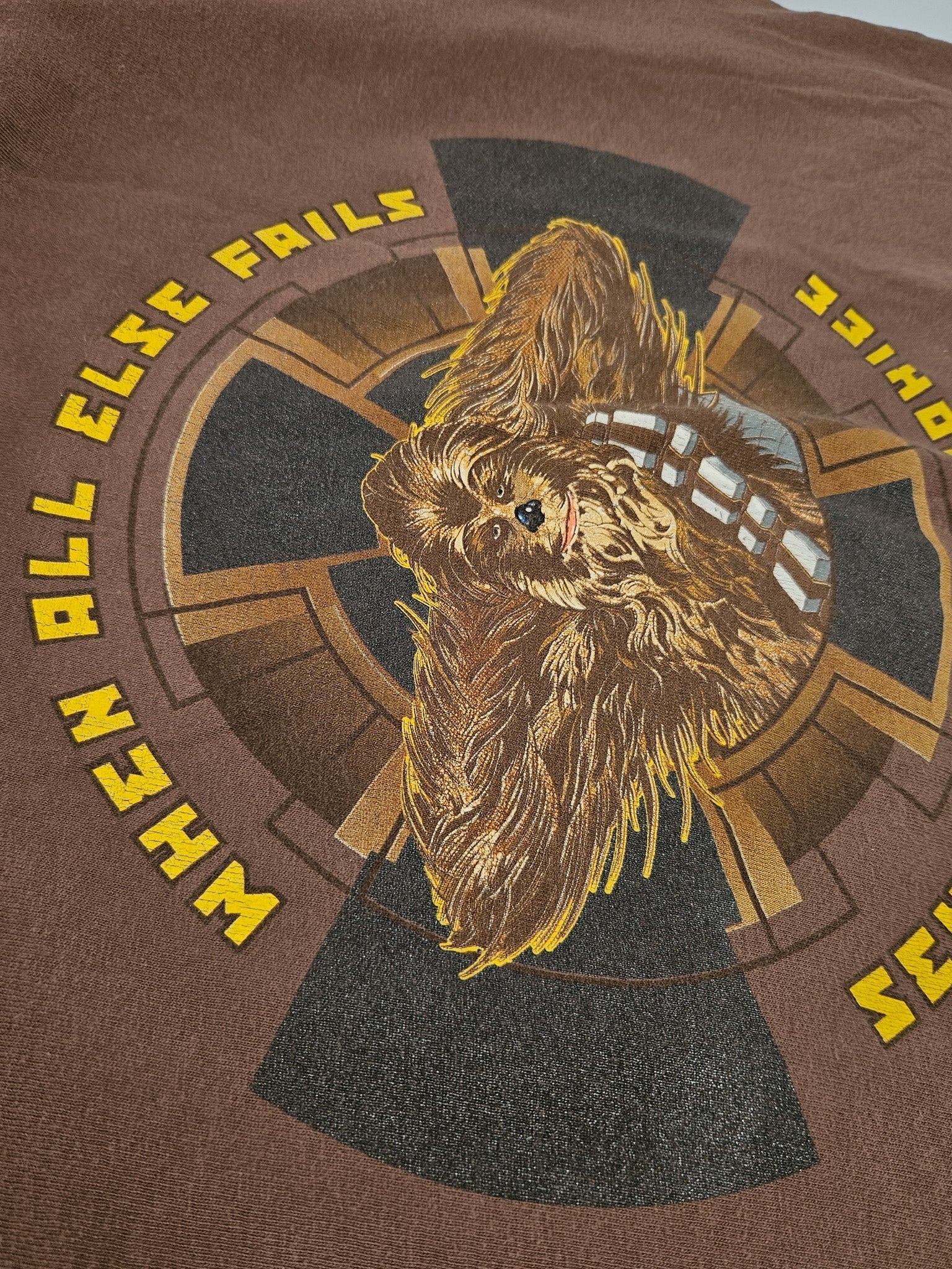 Close-up van Chewbacca graphic en gele blockletters “When all else fails, send in the Wookiee”
