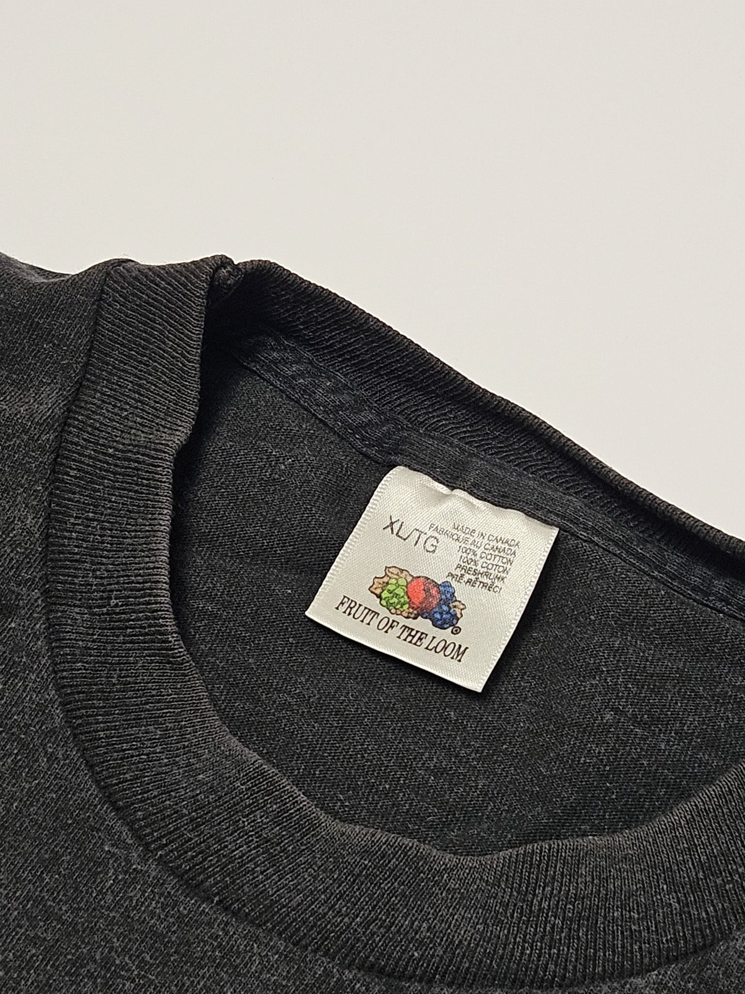 1990s vintage BuskingFest T-shirt in zwart, met grote geel-rode print van straatartiest en tekst ‘Hamilton, Ontario’ op de voorkant