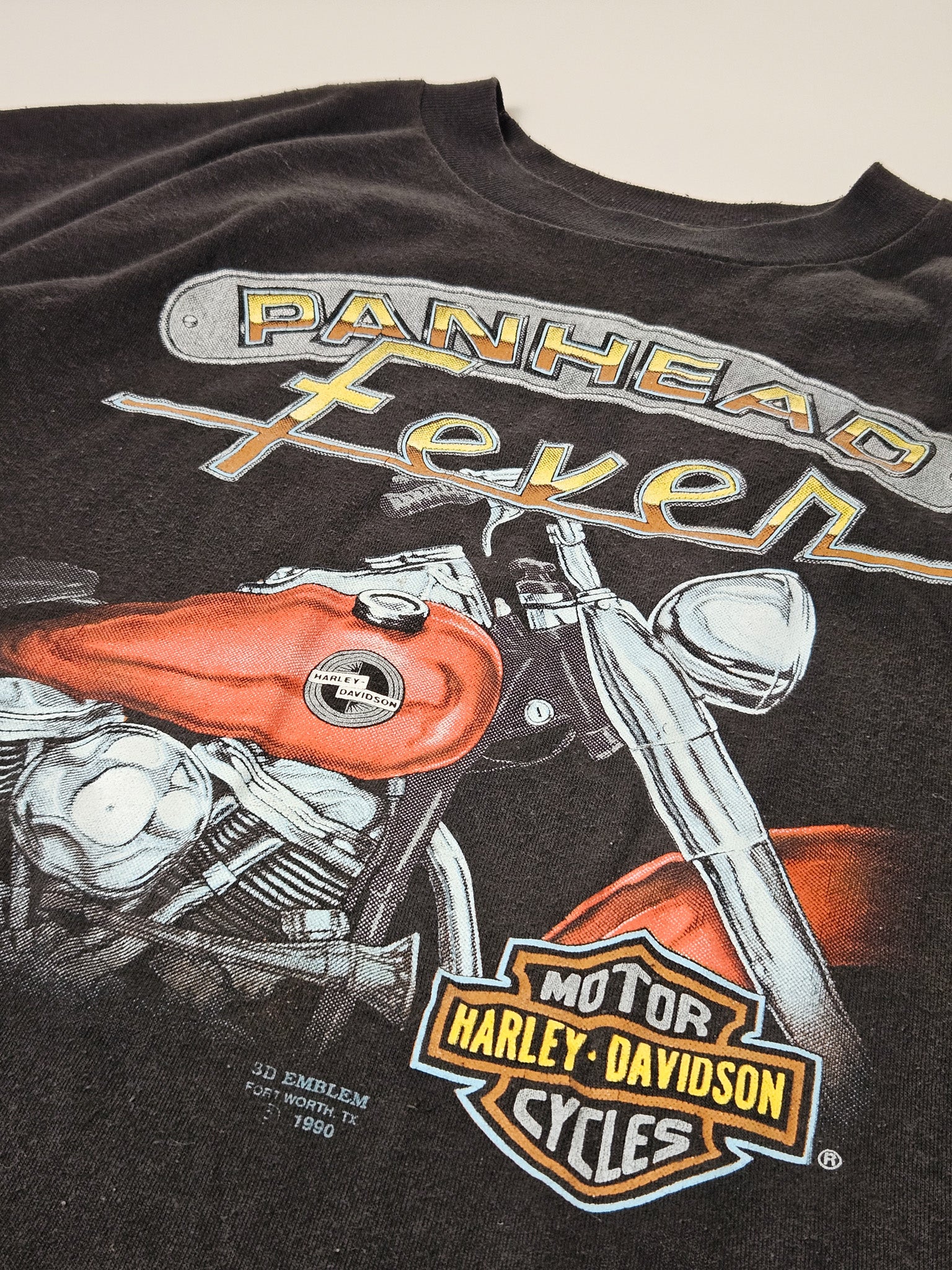 Close-up van de Harley-Davidson Panhead Fever print met motorfiets op vintage T-shirt