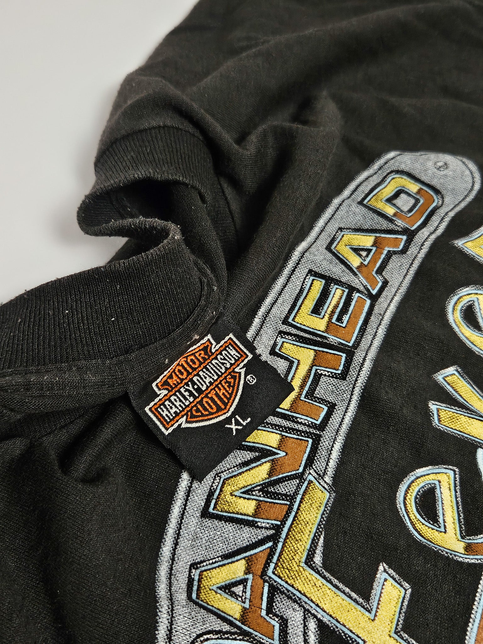 Detail van de schouder van vintage Harley-Davidson T-shirt met klein HD-logo