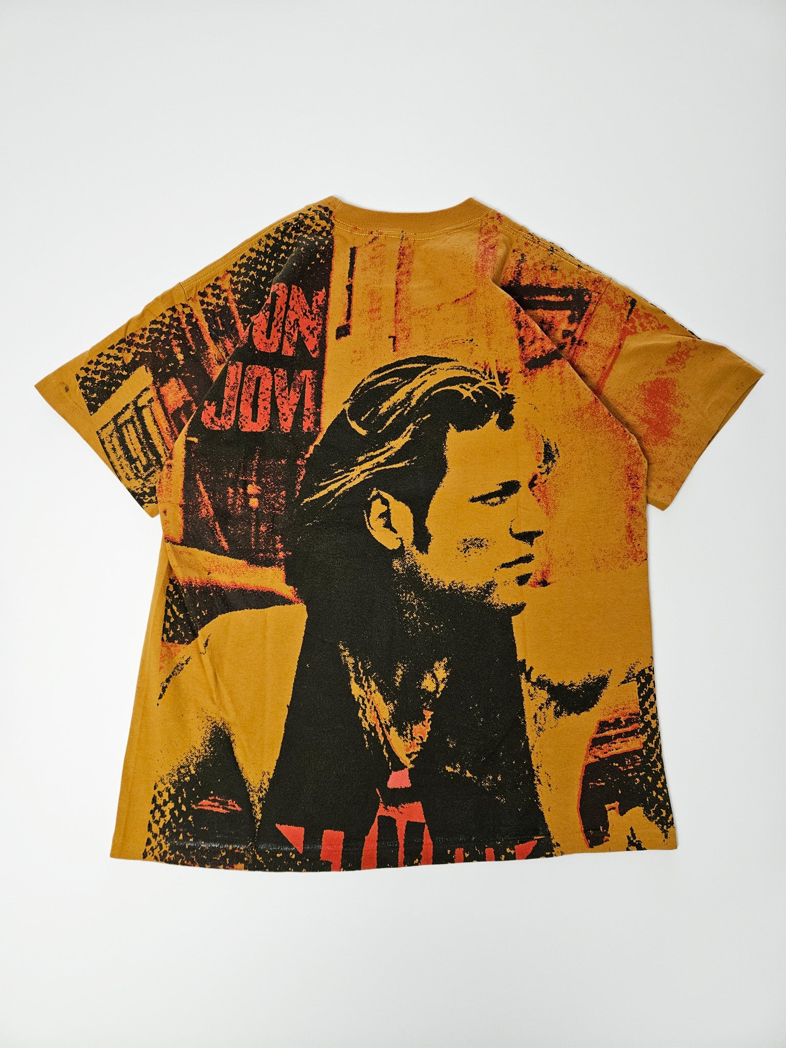 1990s Bon Jovi T-shirt met all-over front- en backprint van Jon Bon Jovi, mosterdgeel katoen, maat L