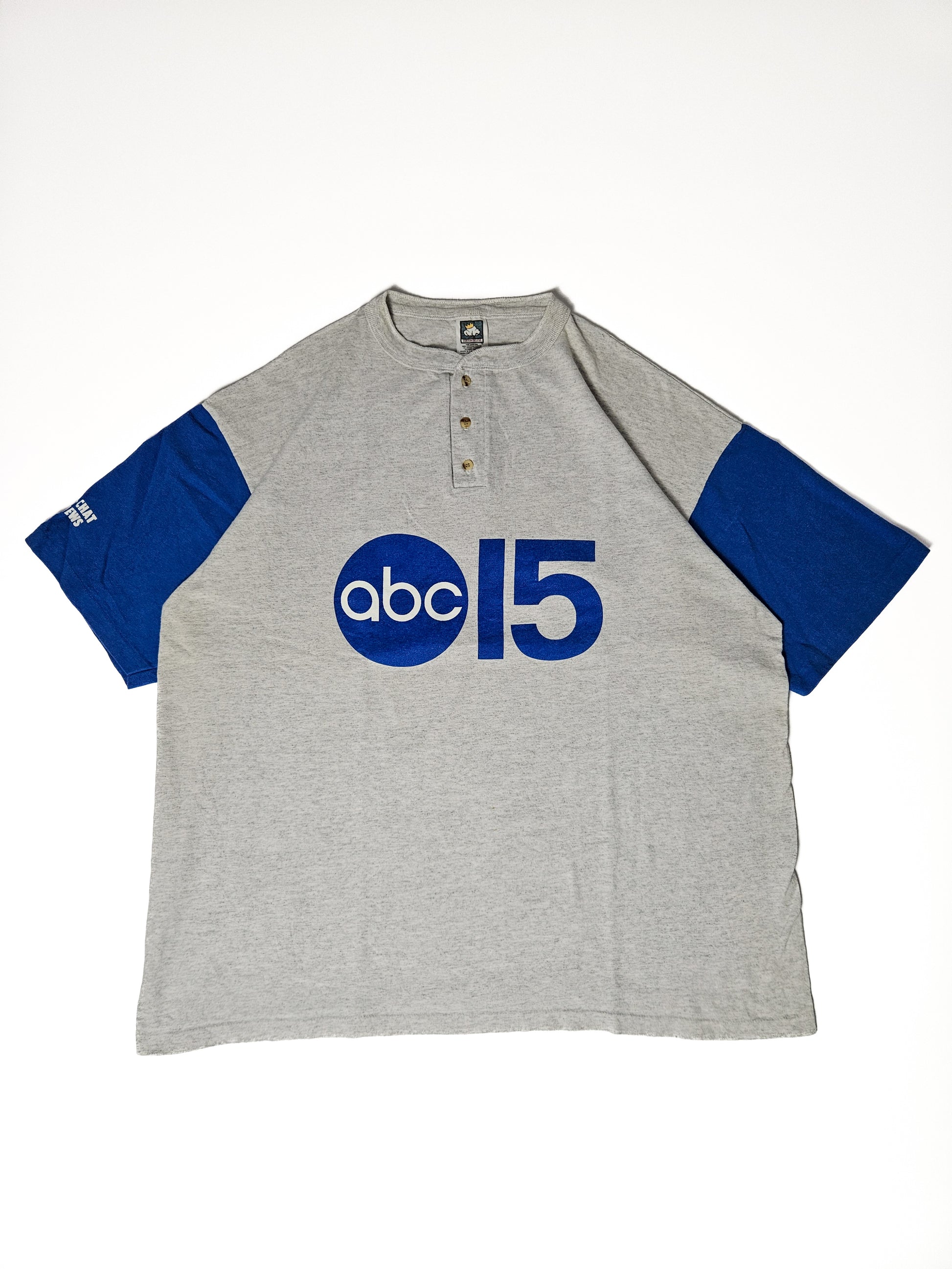 Vintage ABC15 News T-shirt uit de jaren 90 met blauwe jersey mouwen en frontprint van het logo, maat 2XL