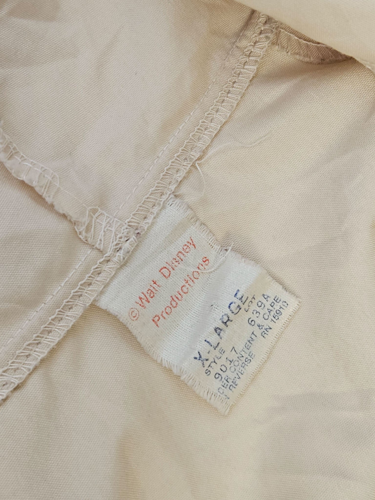 Walt Disney Productions label met maataanduiding XL en RN 16970 vermelding