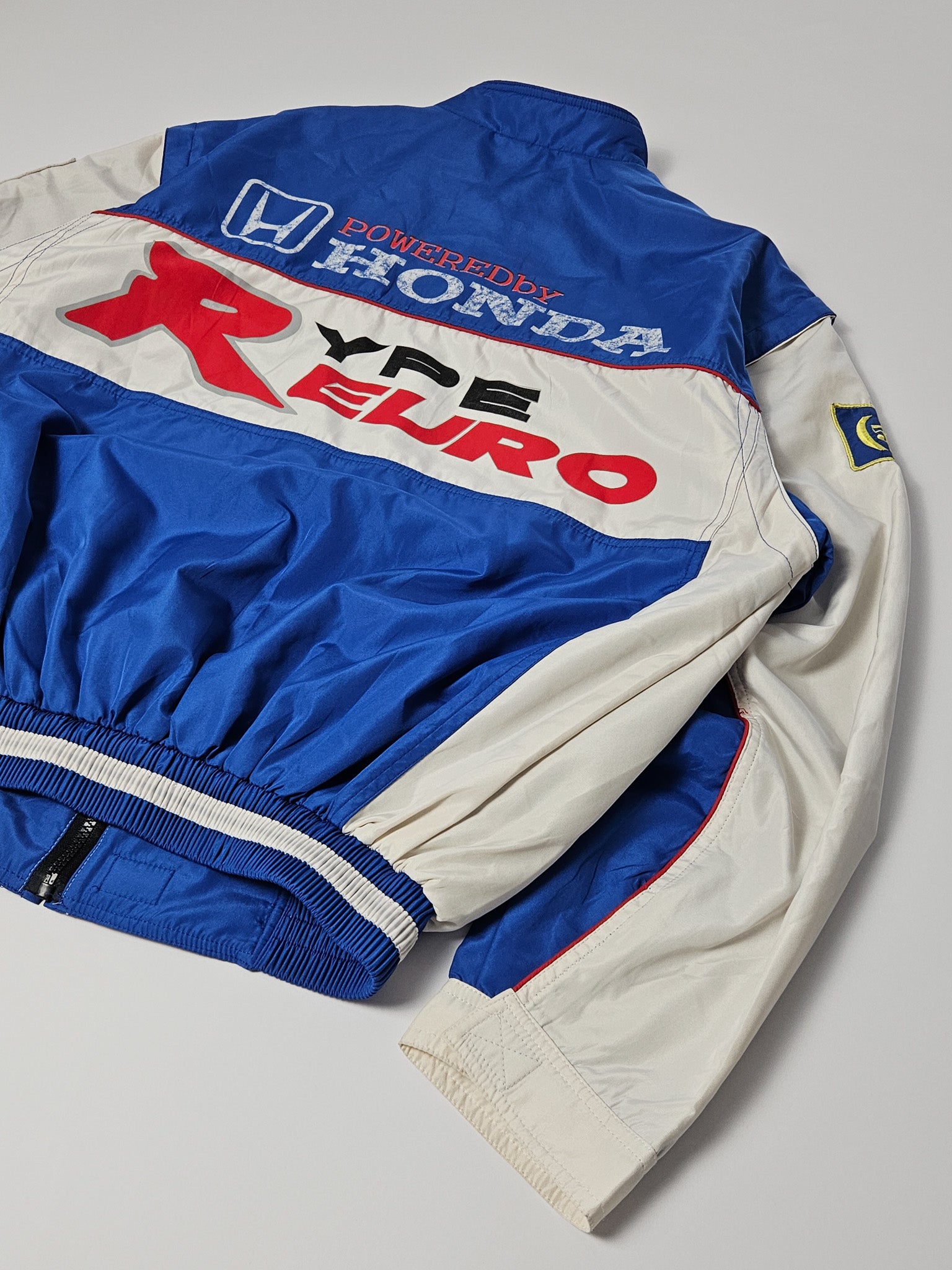 Rugzijde van de Honda Racing jas met grote opdruk 'Powered by Honda' en 'Type R Euro'
