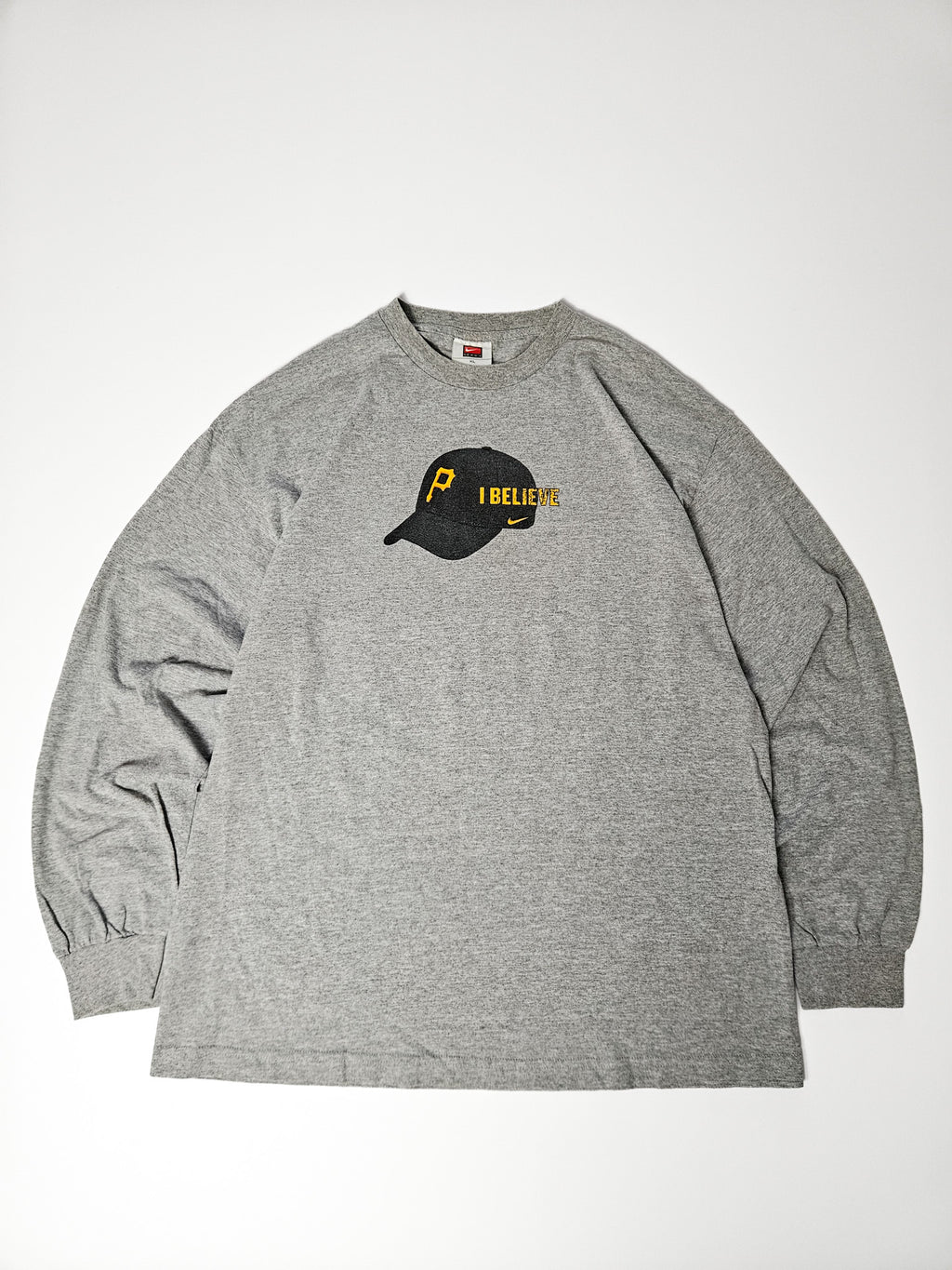 Grijze Nike longsleeve met Pittsburgh Pirates pet en “I BELIEVE” print op de borst, maat XL
