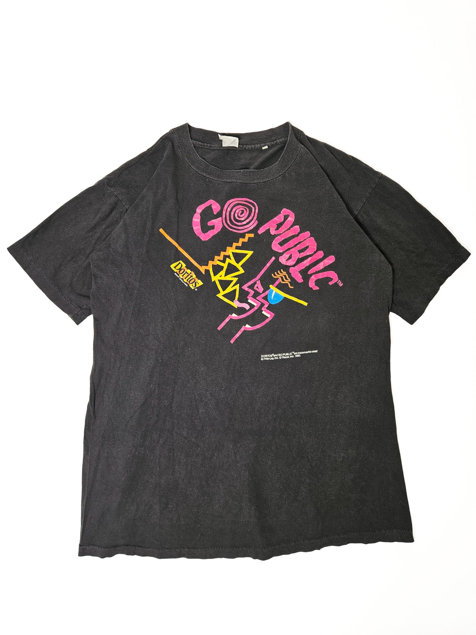 Donkergrijs vintage Doritos Go Public T-shirt met abstracte neonprint op flat lay