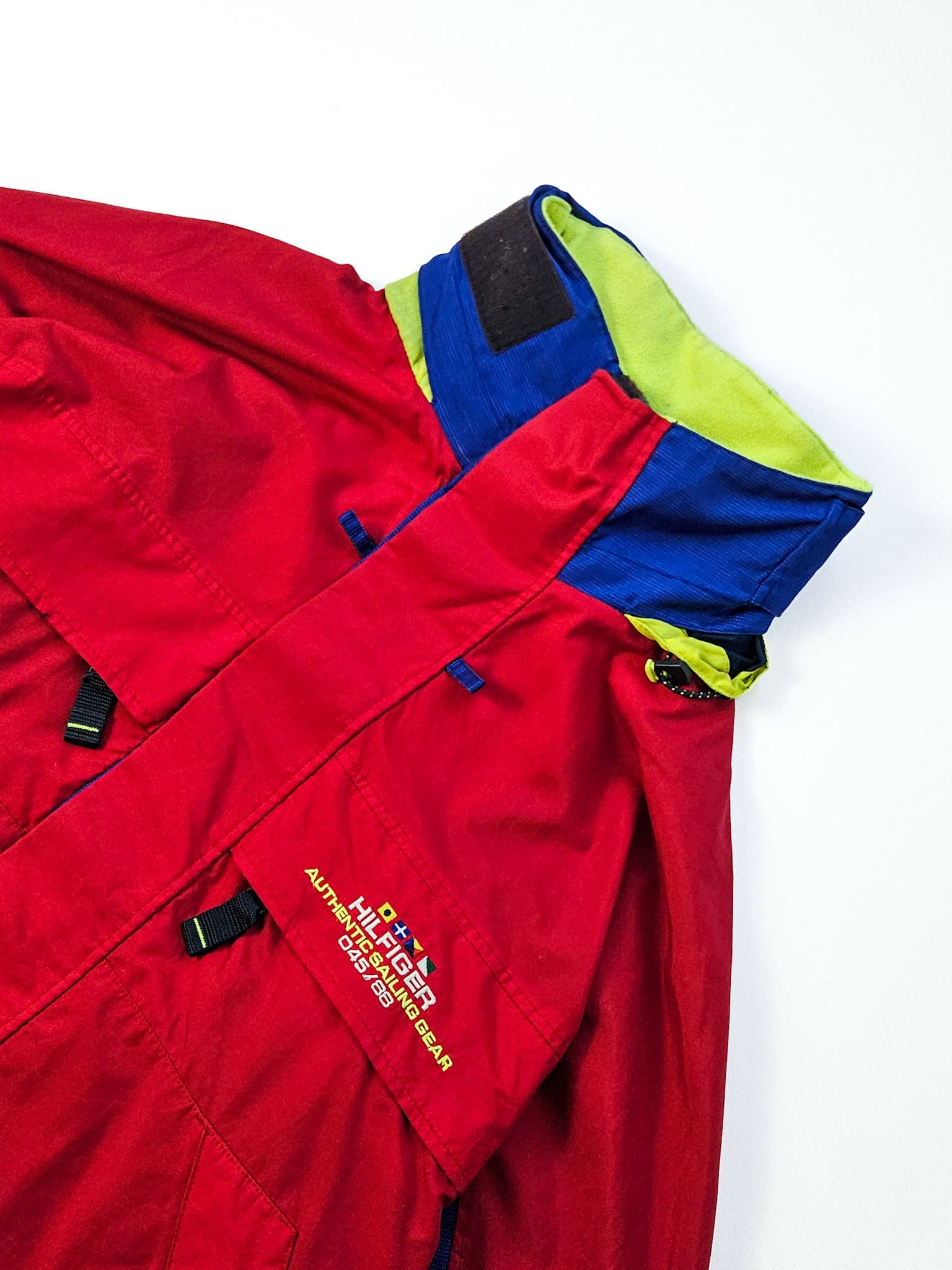 Close-up geborduurd Hilfiger Authentic Sailing Gear 045/88 borstlogo met signaalvlaggen