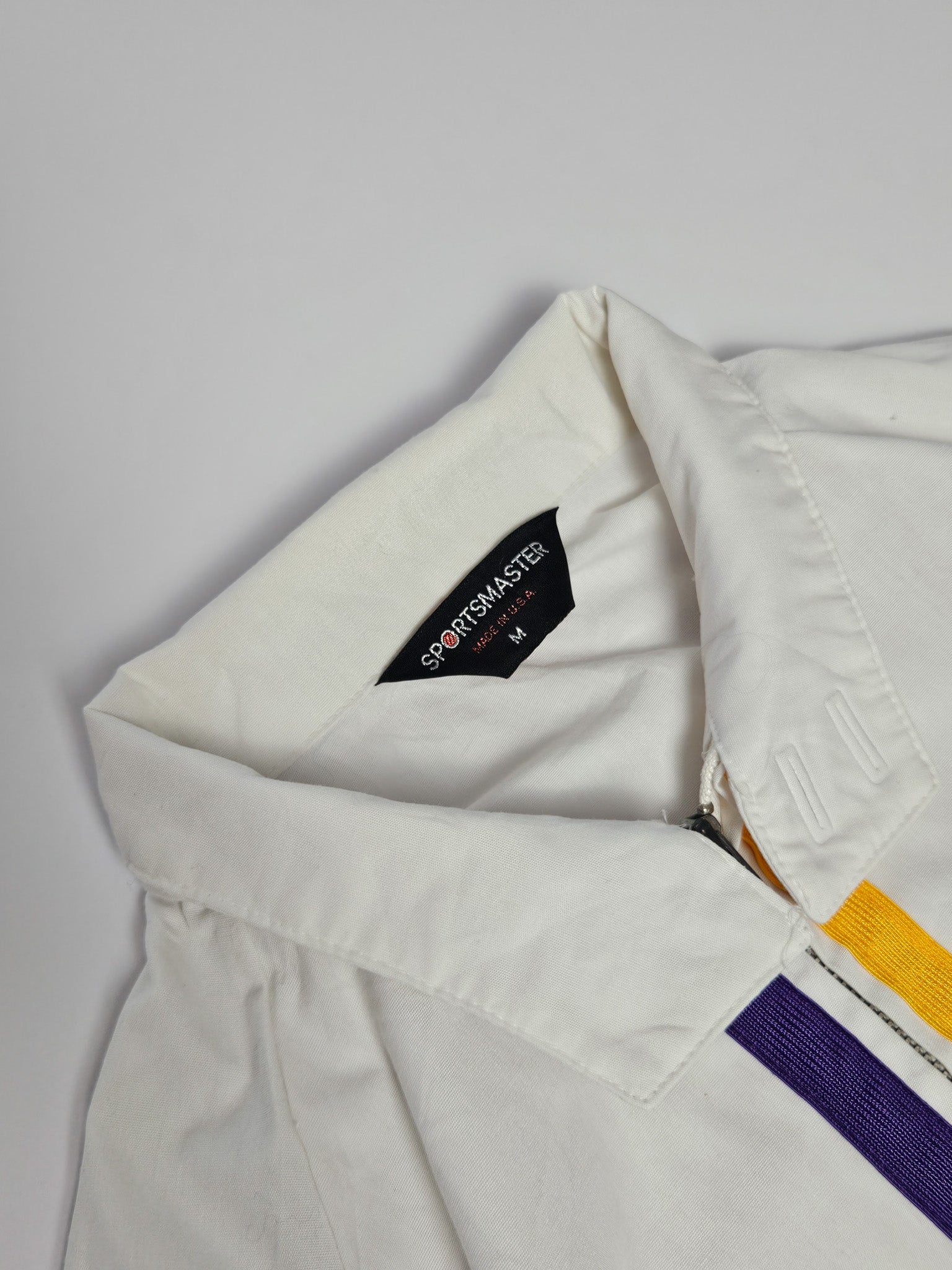 Binnenlabel van Sportsmaster Made in U.S.A. op de binnenkant van de jas