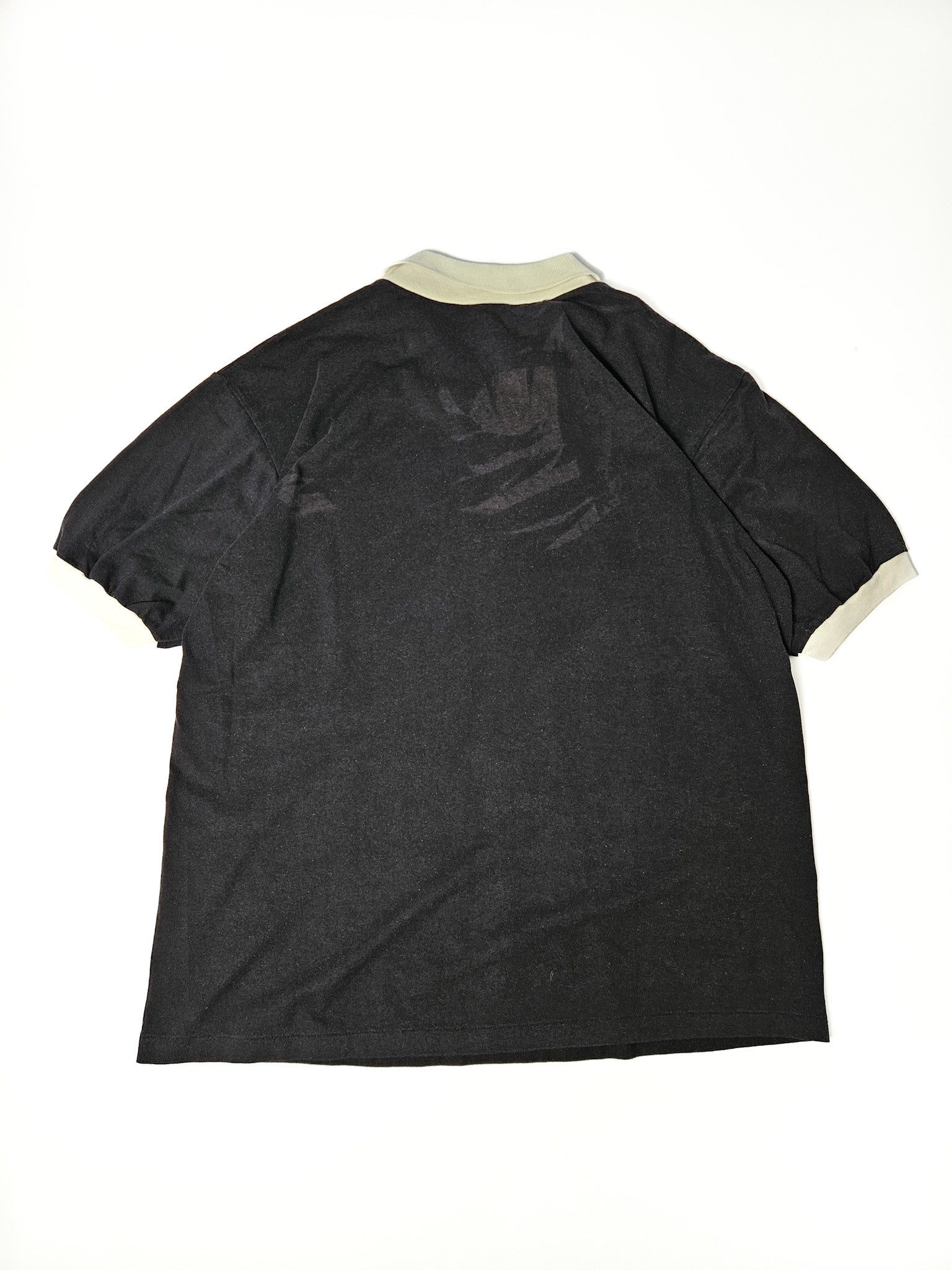 Achterzijde van het Bob Marley shirt, zwart zonder print, met witte kraag en mouwboorden
