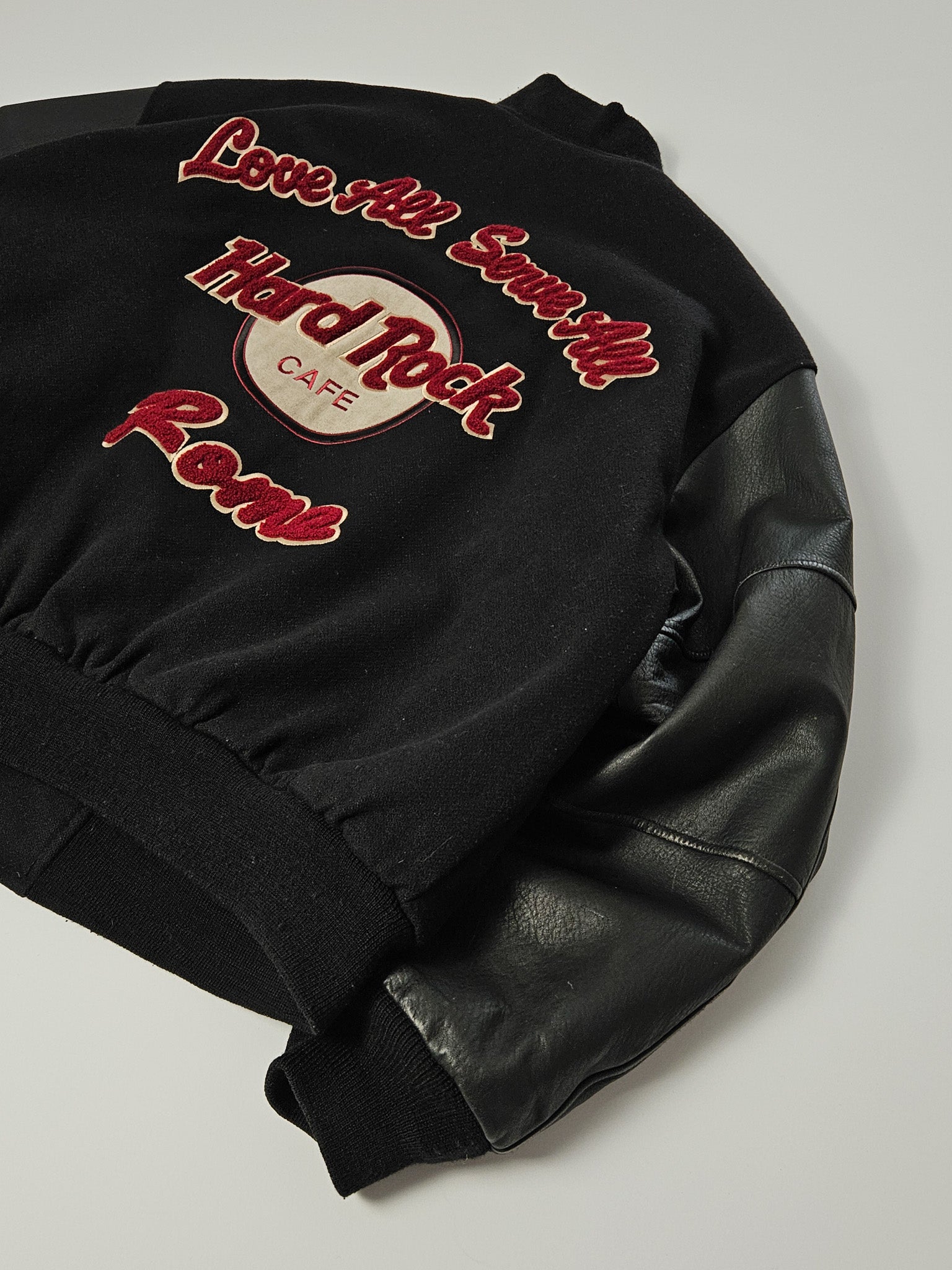 Achterkant van de vintage Hard Rock Café Rome jas met groot geborduurd logo in rood, geel en wit

