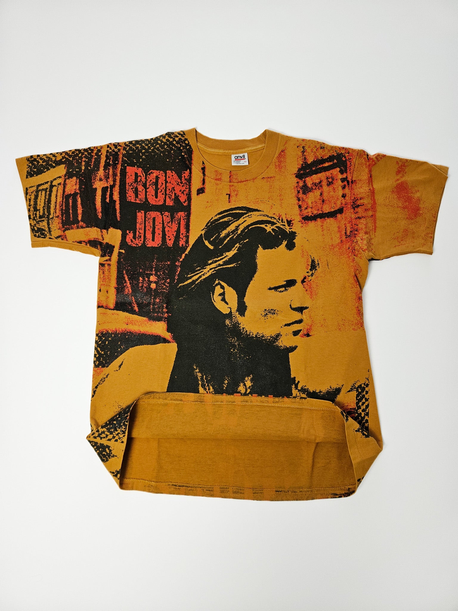 Flatlay met open vouw van vintage Bon Jovi all-over print tee, jaren 90, maat L