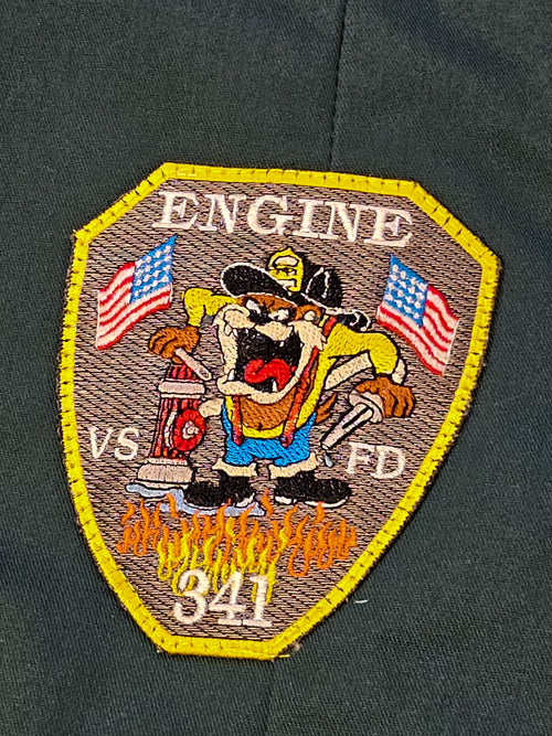 Close-up geborduurde Taz-brandweerpatch met Amerikaanse vlaggen, vlammen en Engine VS FD 341 opschrift