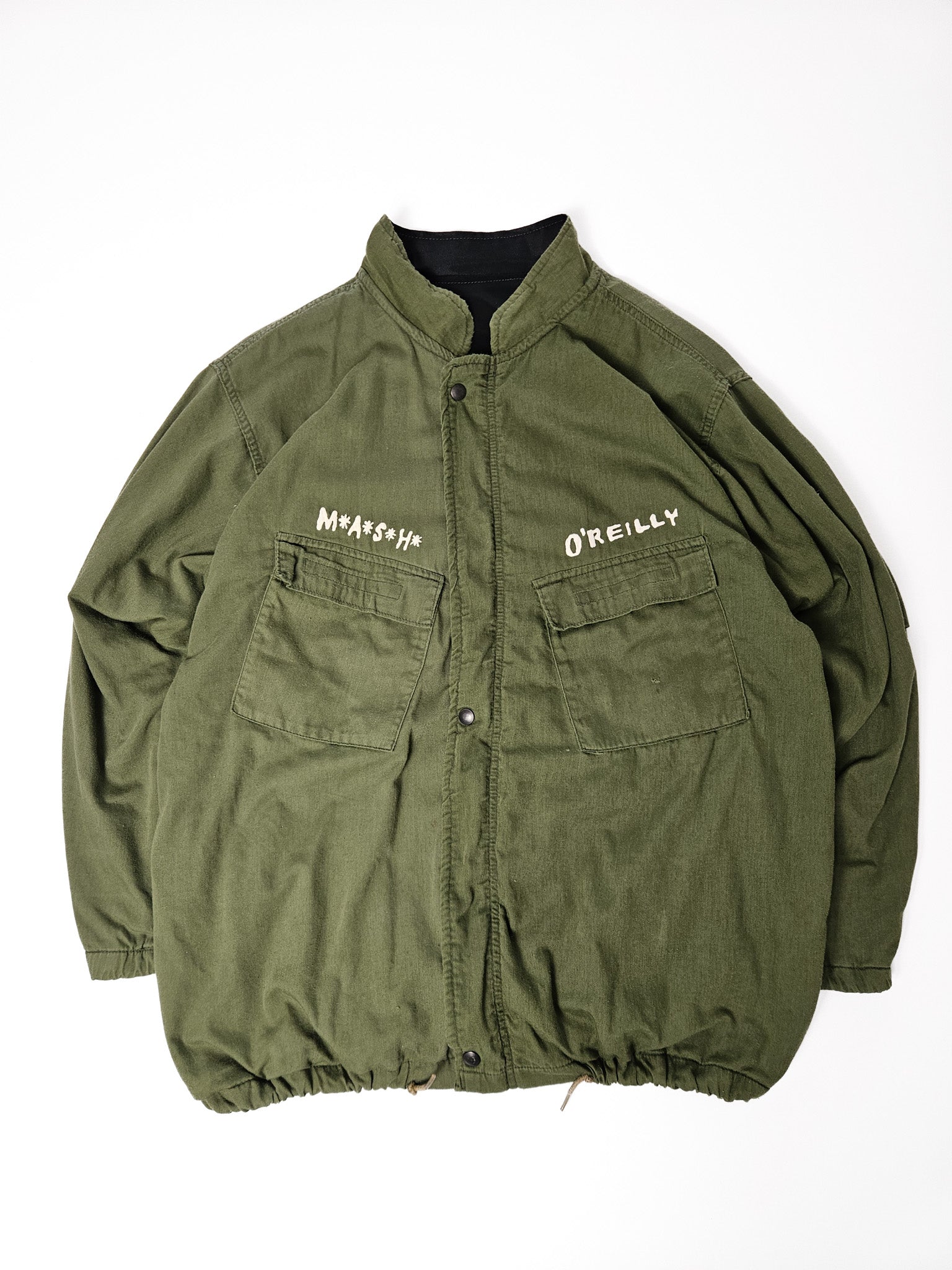 Vintage MASH military jas uit de jaren 80 in olijfgroen, met opgestikte borstpatch en knoopsluiting*

