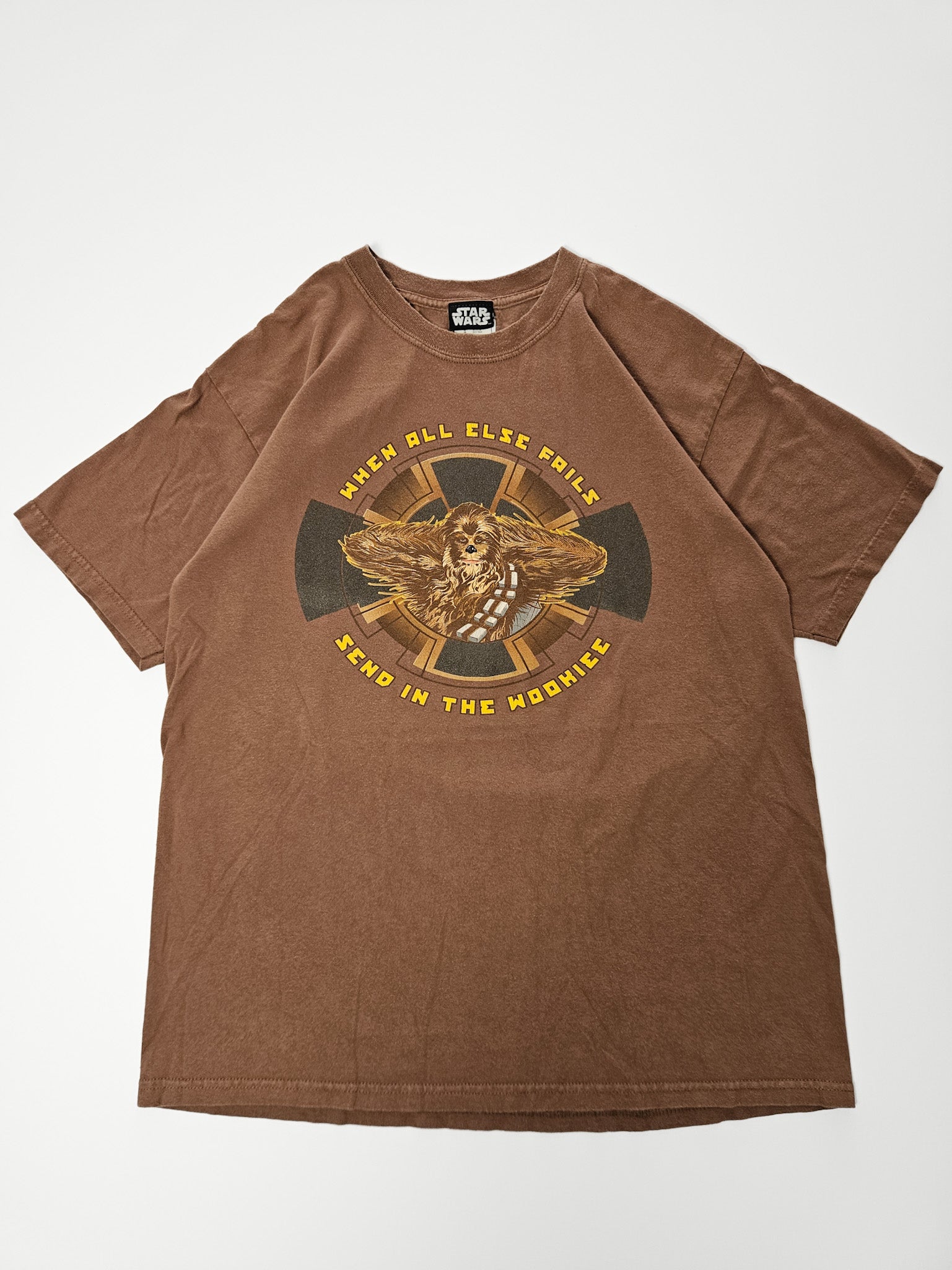 Vooraanzicht van bruin vintage Star Wars T-shirt met Chewbacca print en tekst “Send in the Wookiee”
