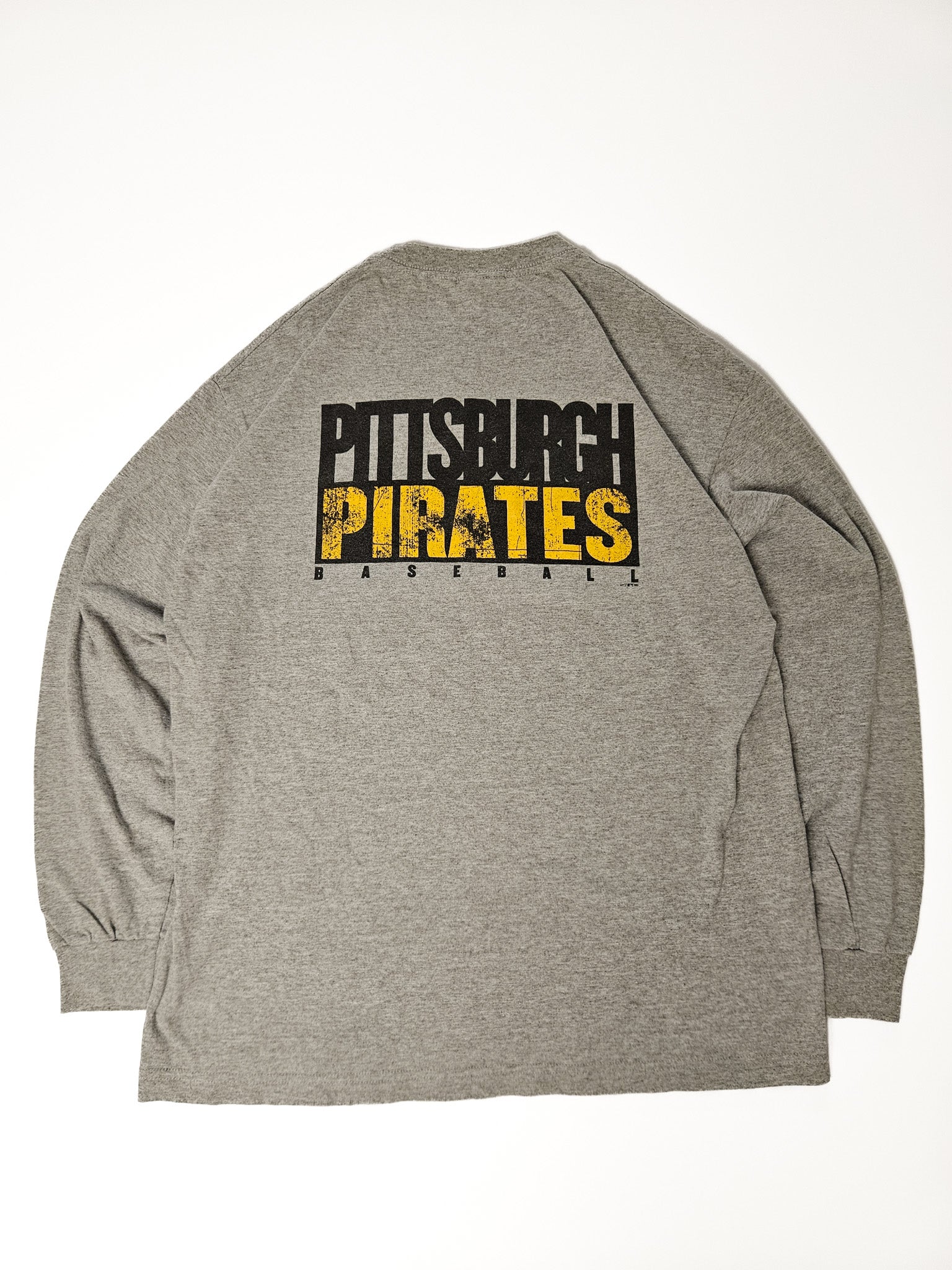 Grote rugprint op Nike longsleeve: Pittsburgh Pirates Baseball in zwart en geel
