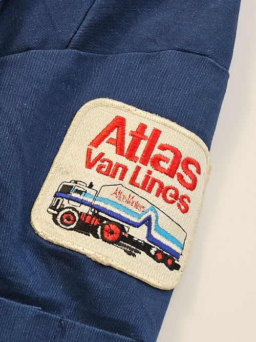 Close-up geborduurde Atlas Van Lines patch met verhuistruck-illustratie op de mouw