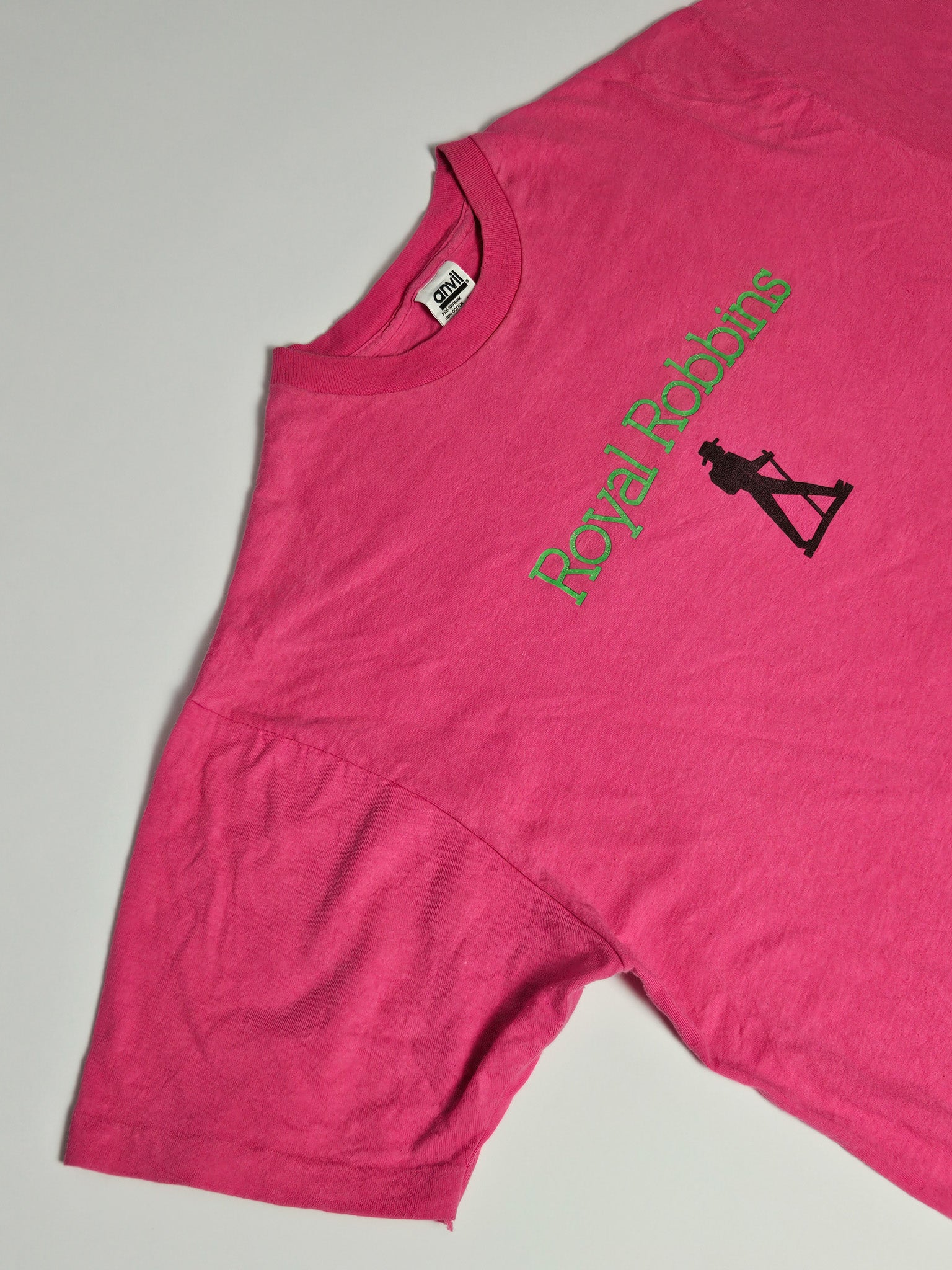 Close-up van de Tony Robbins print op vintage T-shirt met groen logo en figuur