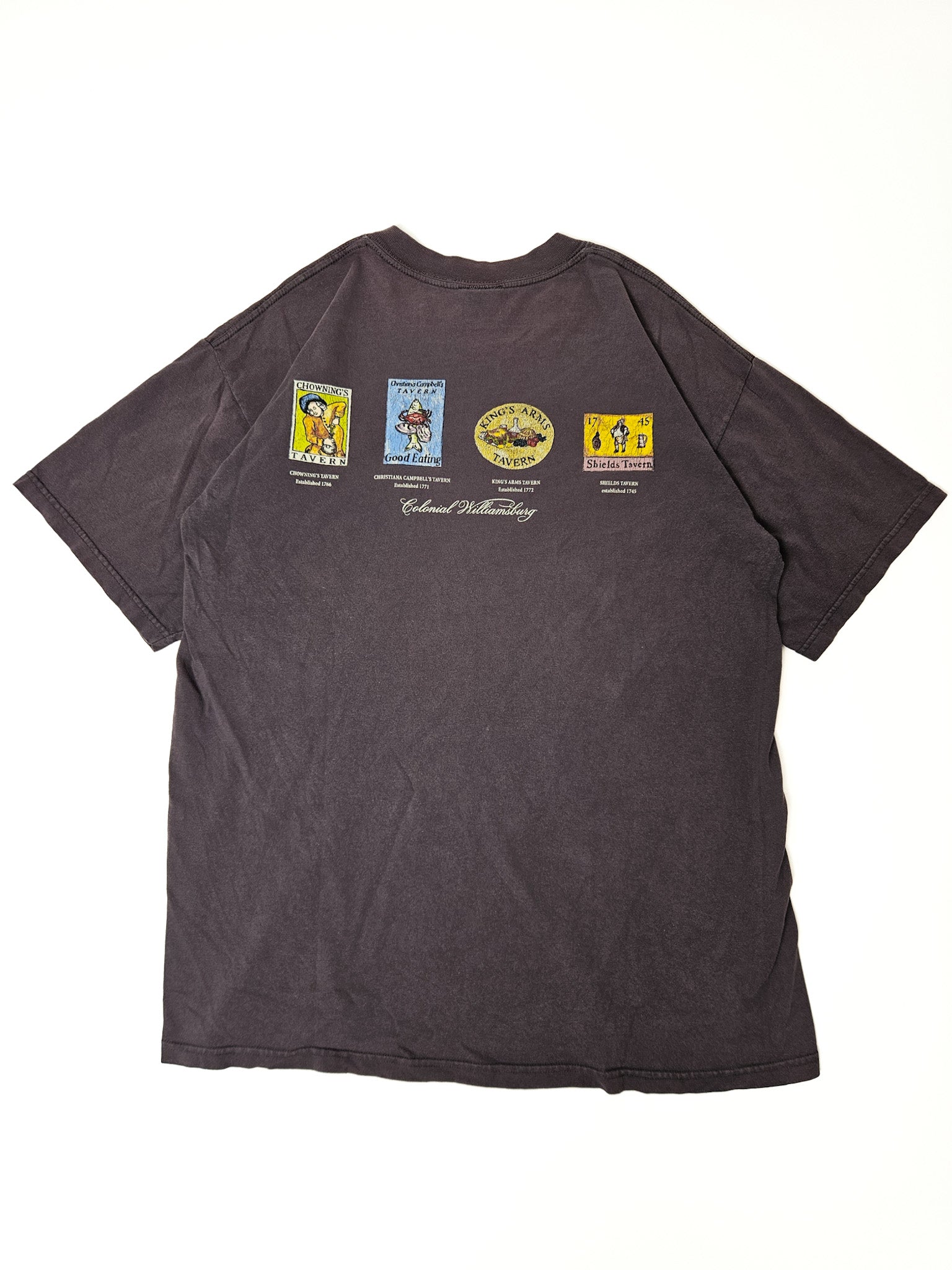 Achterkant van T-shirt met kleurrijke Colonial Williamsburg tavern graphics en tekst