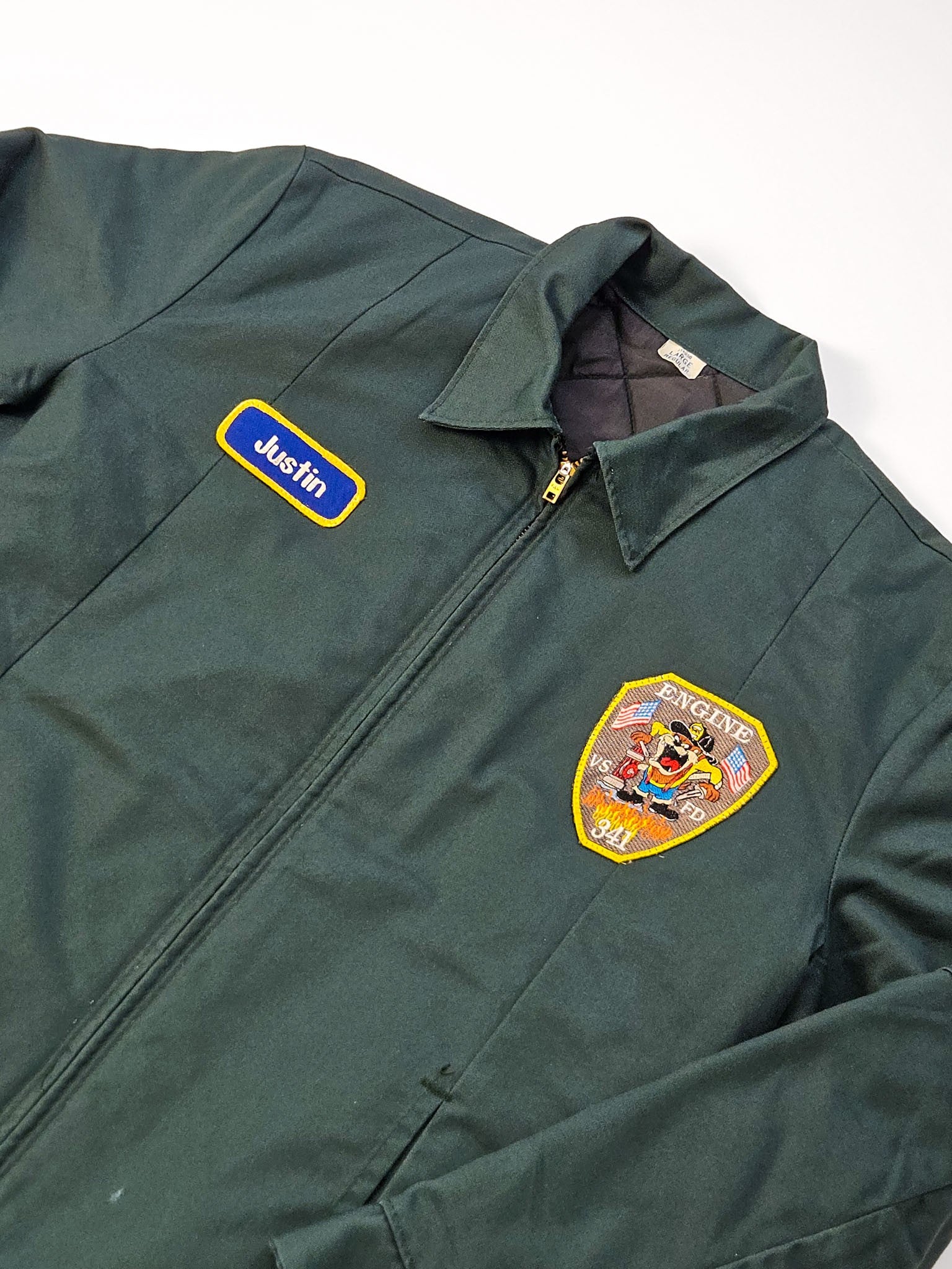 Close-up geborduurde Taz-brandweerpatch met Amerikaanse vlaggen, vlammen en Engine VS FD 341 opschrift