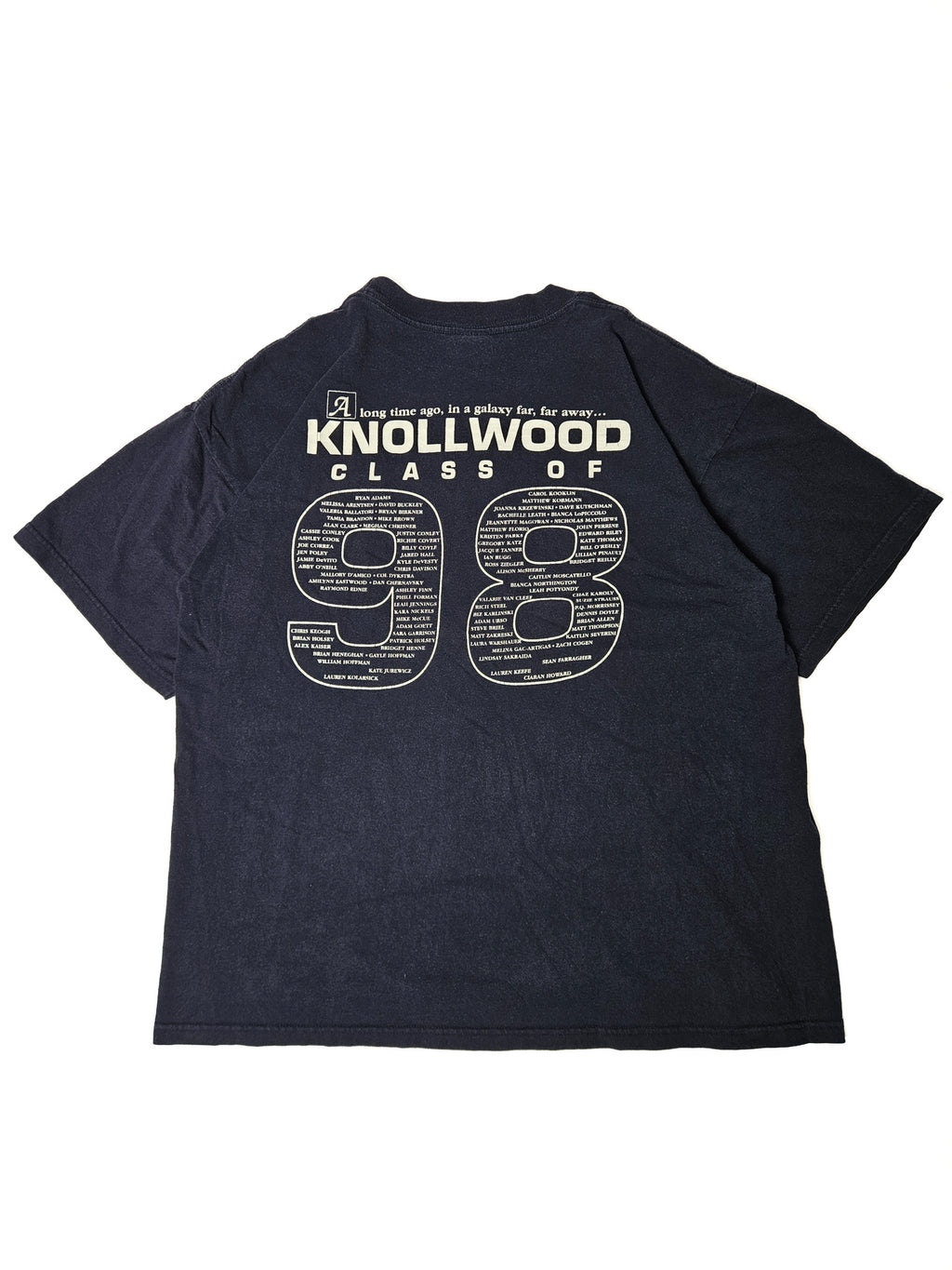 Achterkant van donkerblauw vintage T-shirt met witte Knollwood 98 print