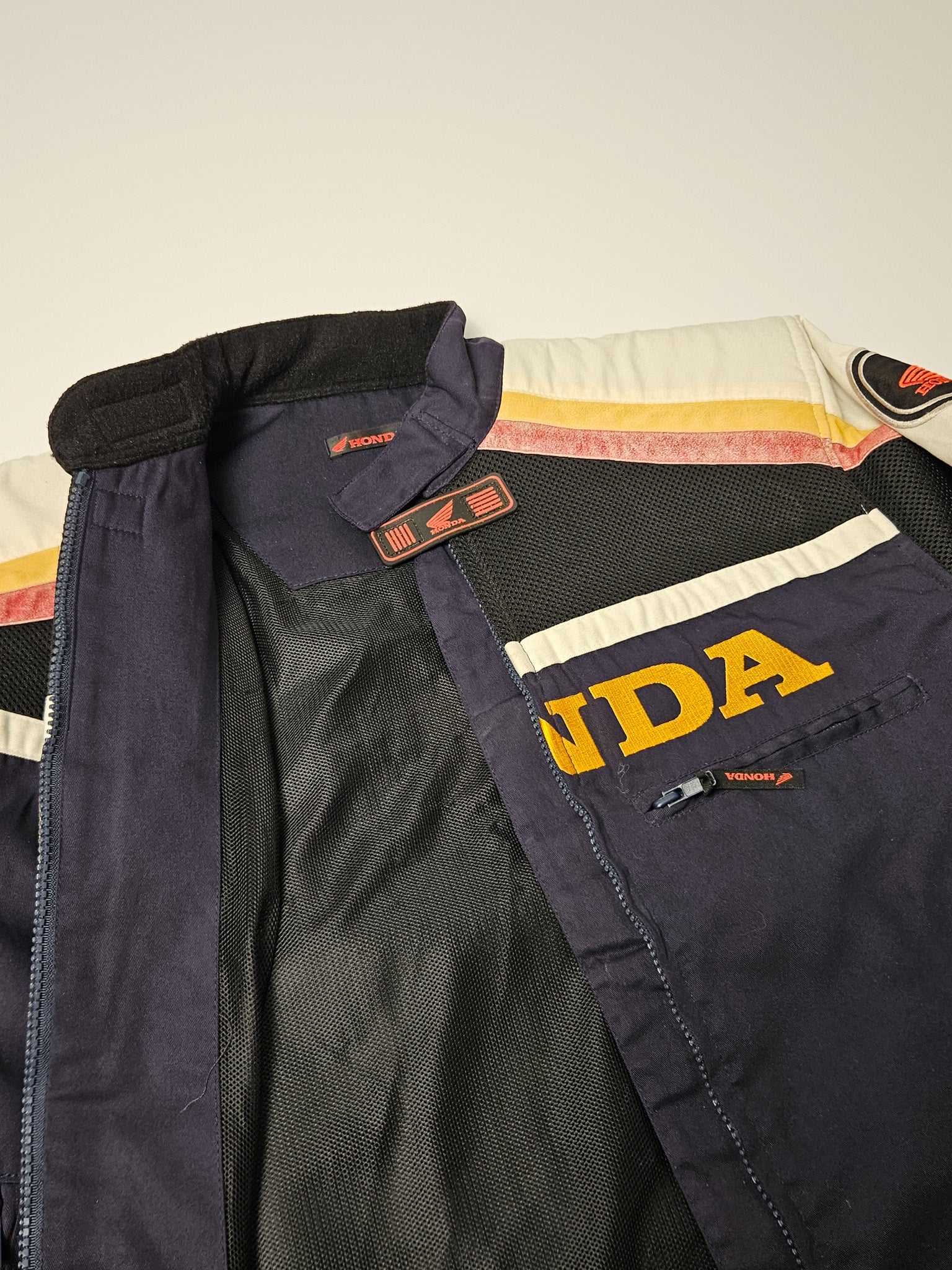 Binnenlabel van de authentieke Honda Racing jas met maatvermelding en productiedetails

