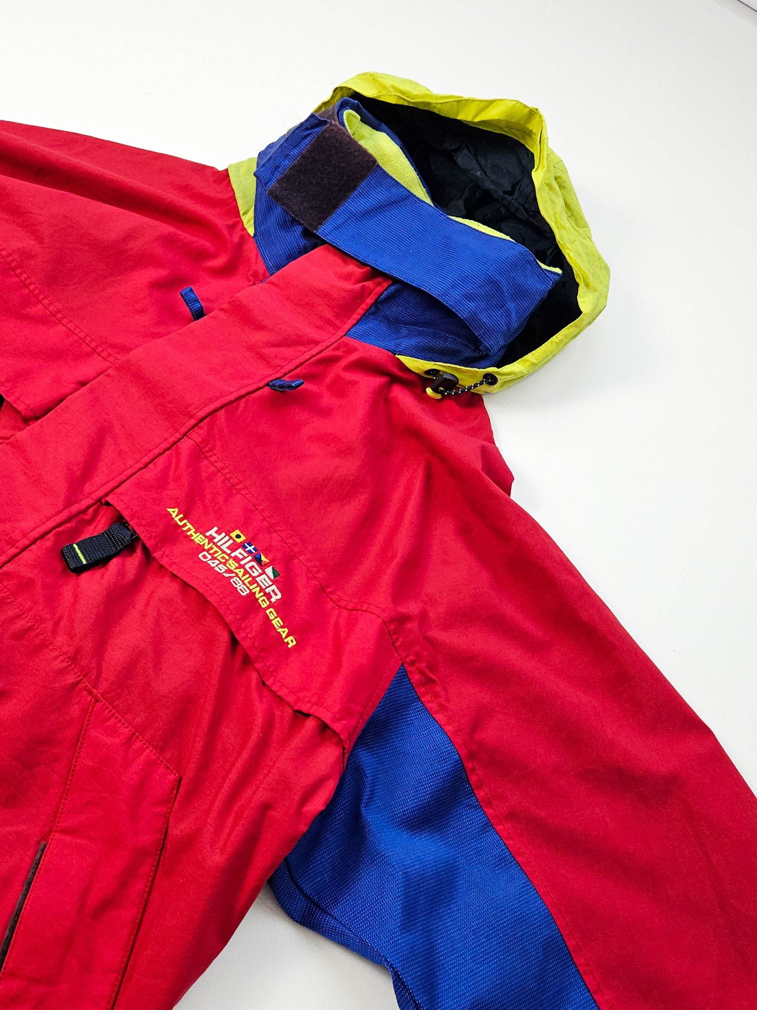 Close-up geborduurd Hilfiger Authentic Sailing Gear 045/88 borstlogo met signaalvlaggen