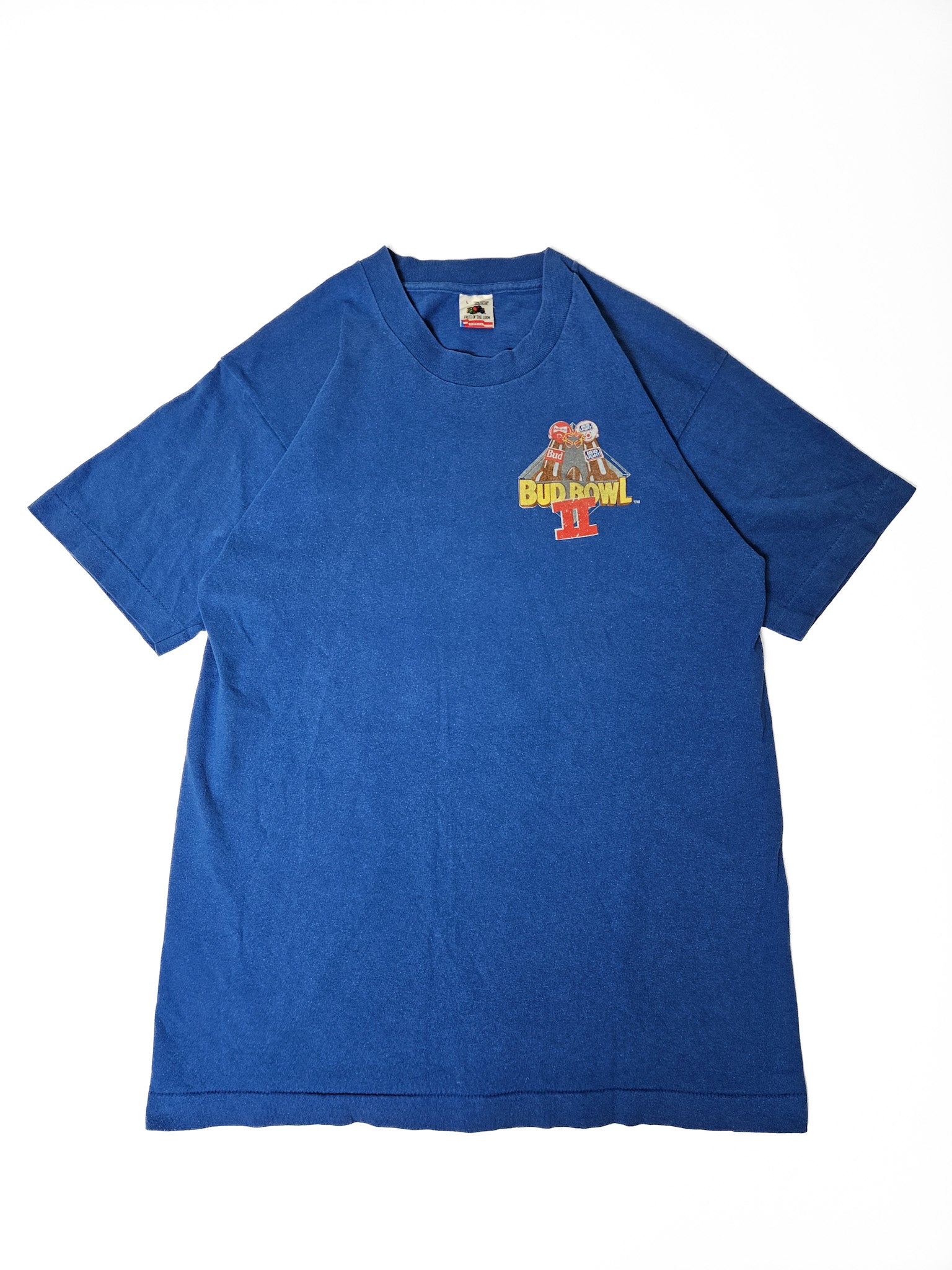 Blauw vintage Bud Bowl II T-shirt met Budweiser logo en "Know Their Lights Out" print op flat lay
