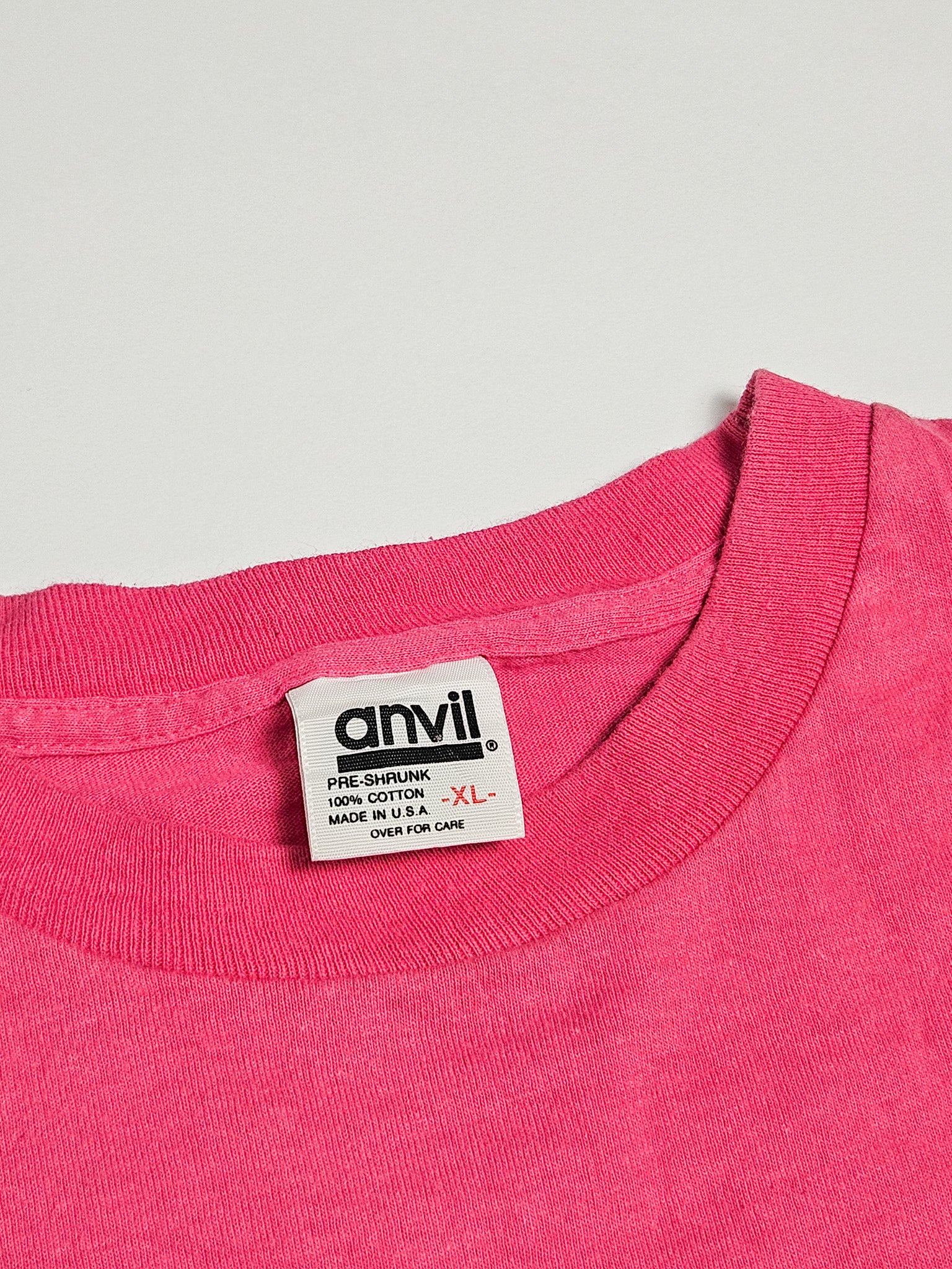 Wit neklabel van vintage Tony Robbins T-shirt met Anvil merk