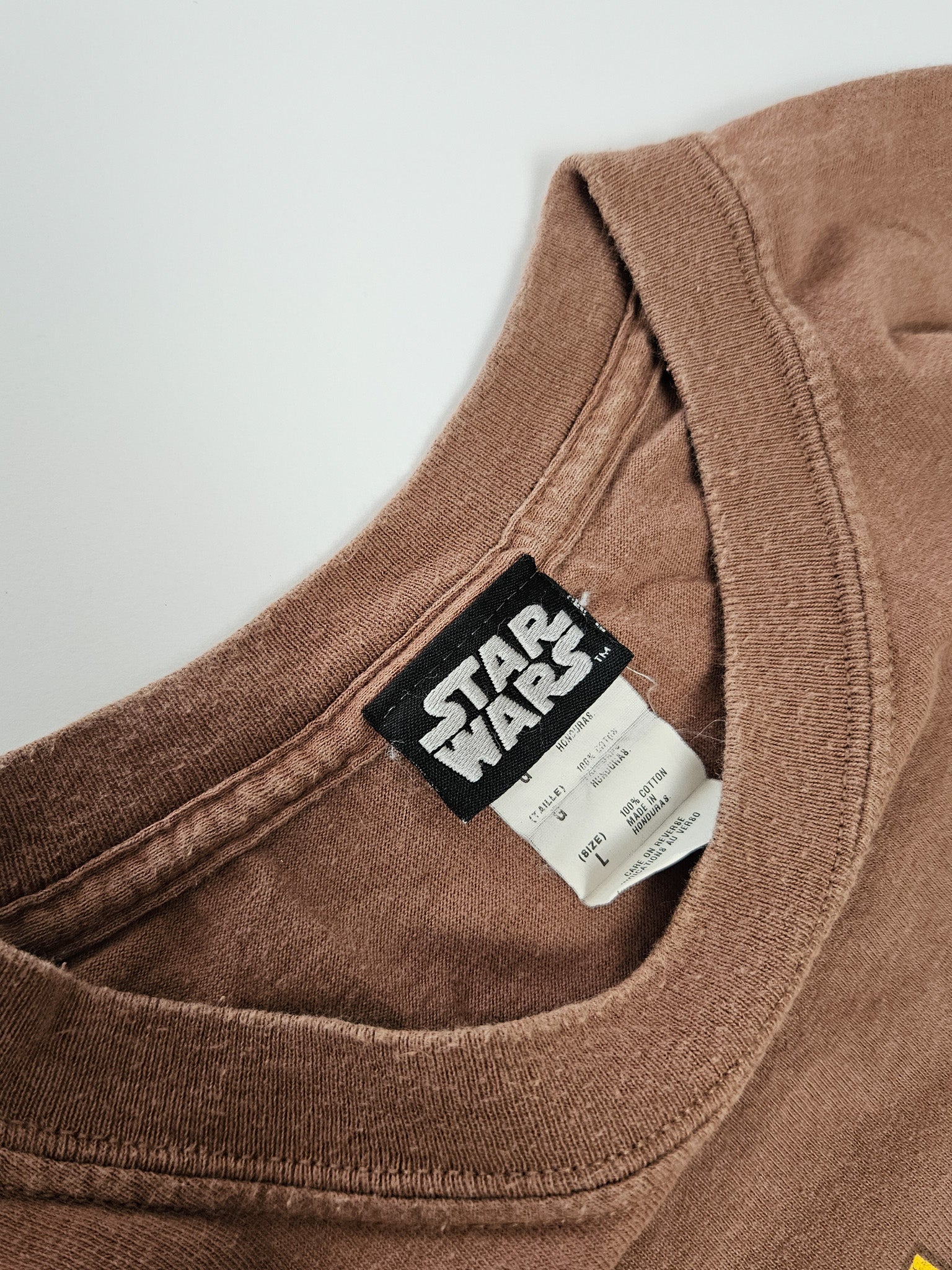 Binnenlabel van Star Wars T-shirt met maat L en licentie-informatie
