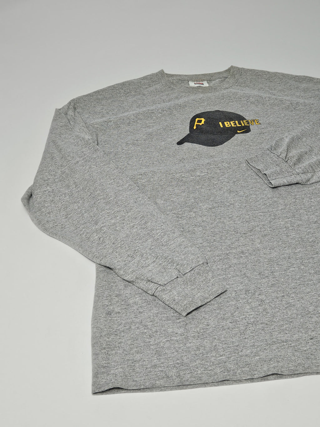Grijze Nike longsleeve met Pittsburgh Pirates pet en “I BELIEVE” print op de borst, maat XL
