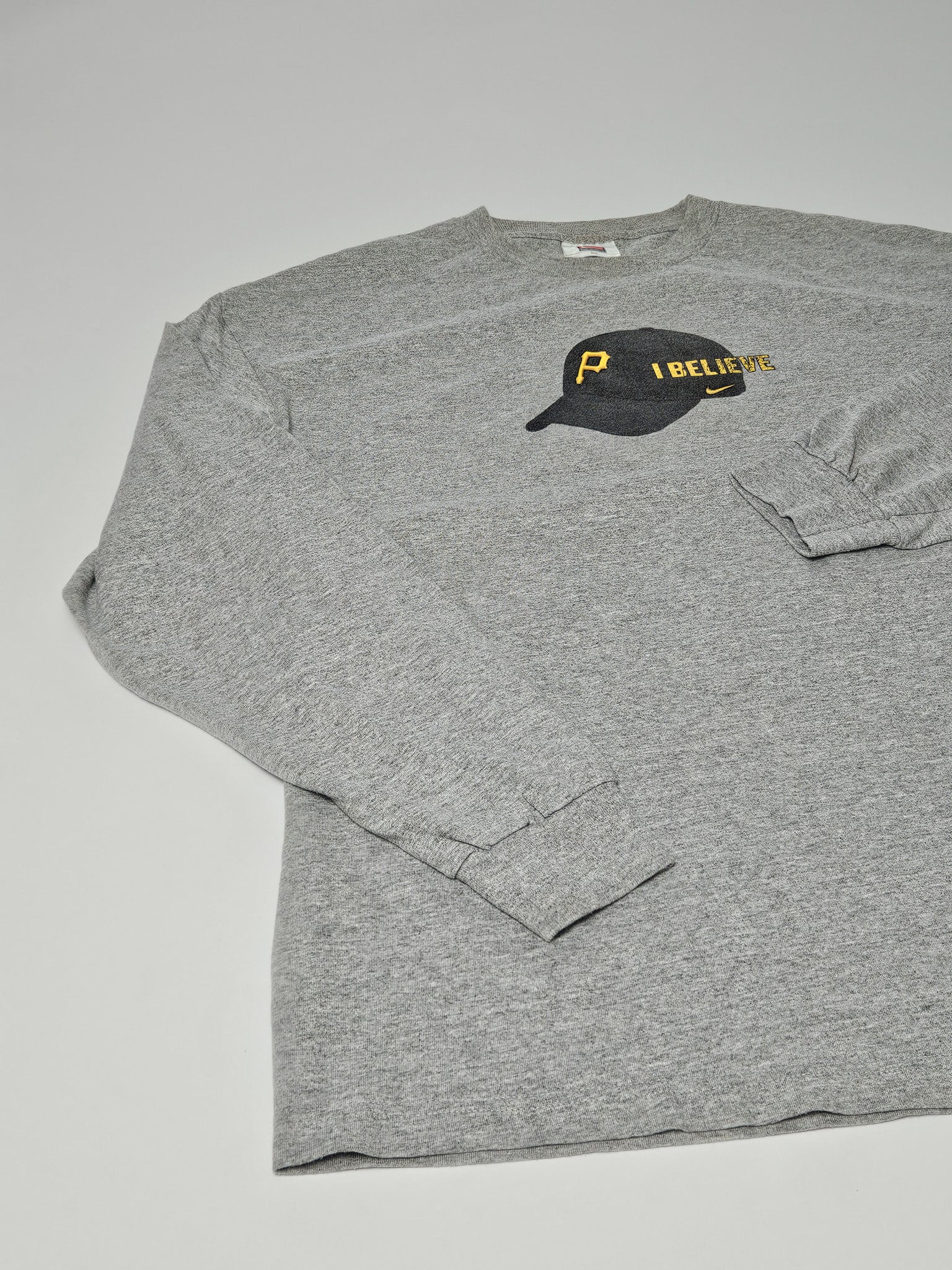 Grijze Nike longsleeve met Pittsburgh Pirates pet en “I BELIEVE” print op de borst, maat XL
