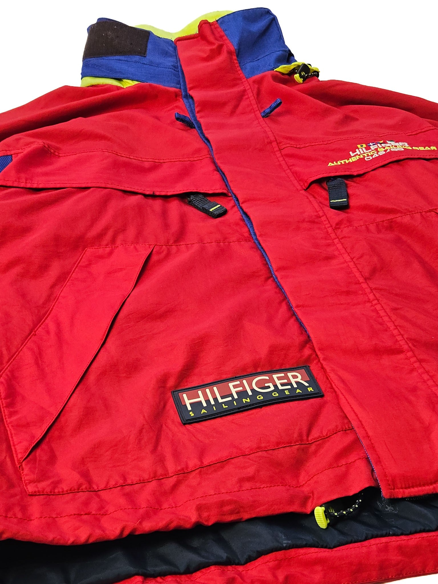 Close-up geborduurd Hilfiger Authentic Sailing Gear 045/88 borstlogo met signaalvlaggen