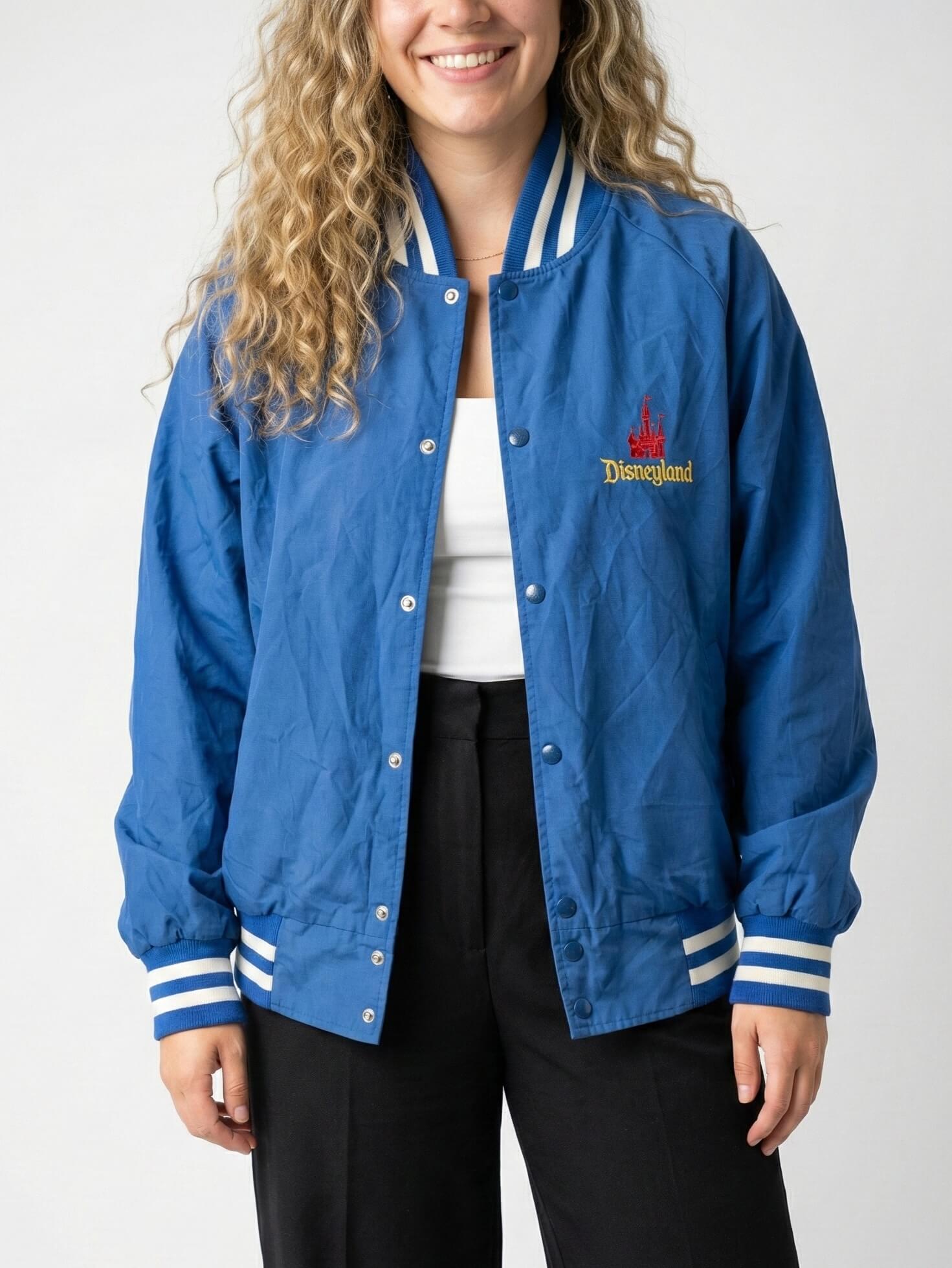 1980s Disneyland Vintage Varsity Jacket “Castle Logo” gedragen door model met blonde krullen