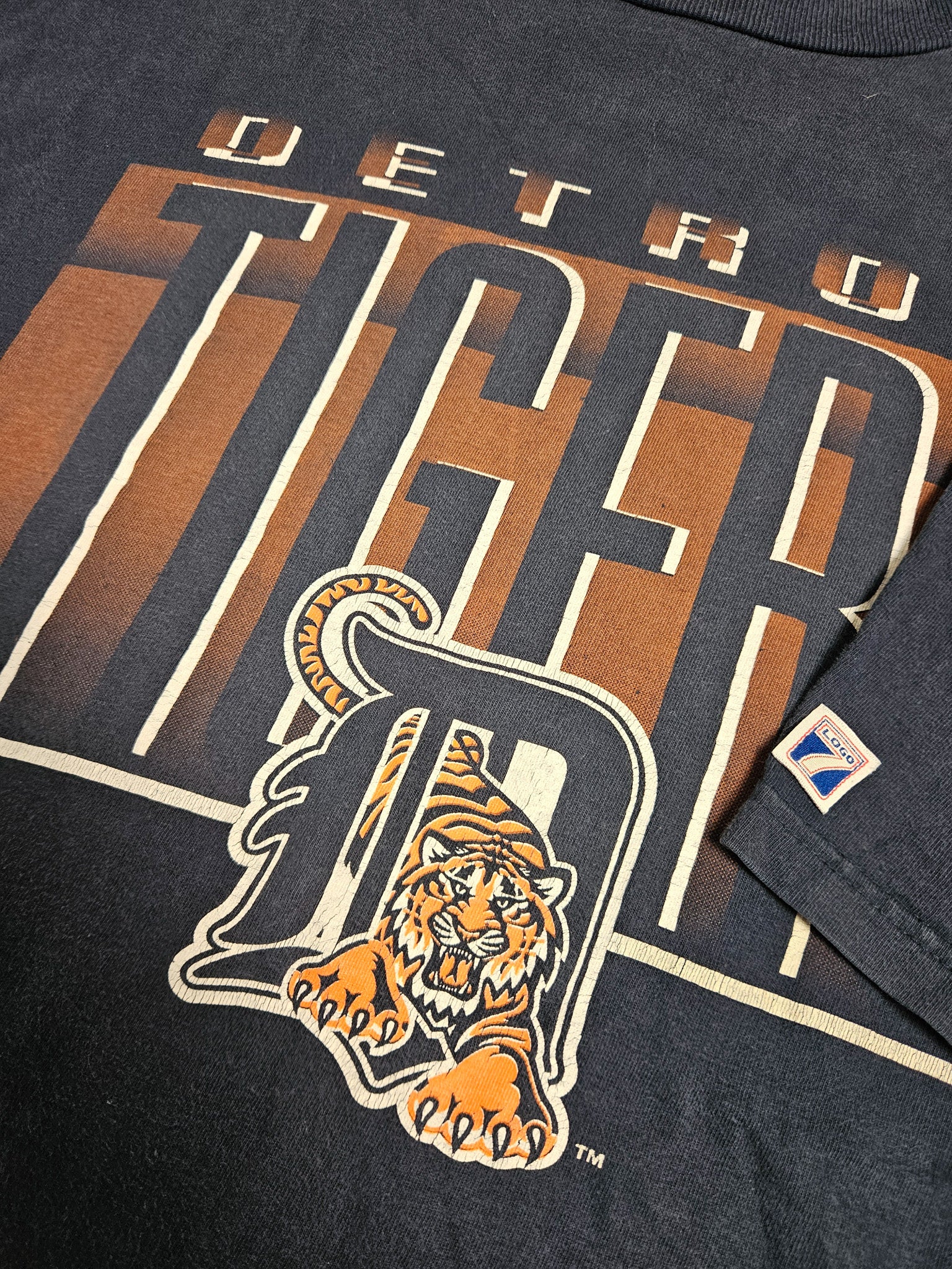 Close-up van de Detroit Tigers teamprint met tijgermascotte op vintage T-shirt