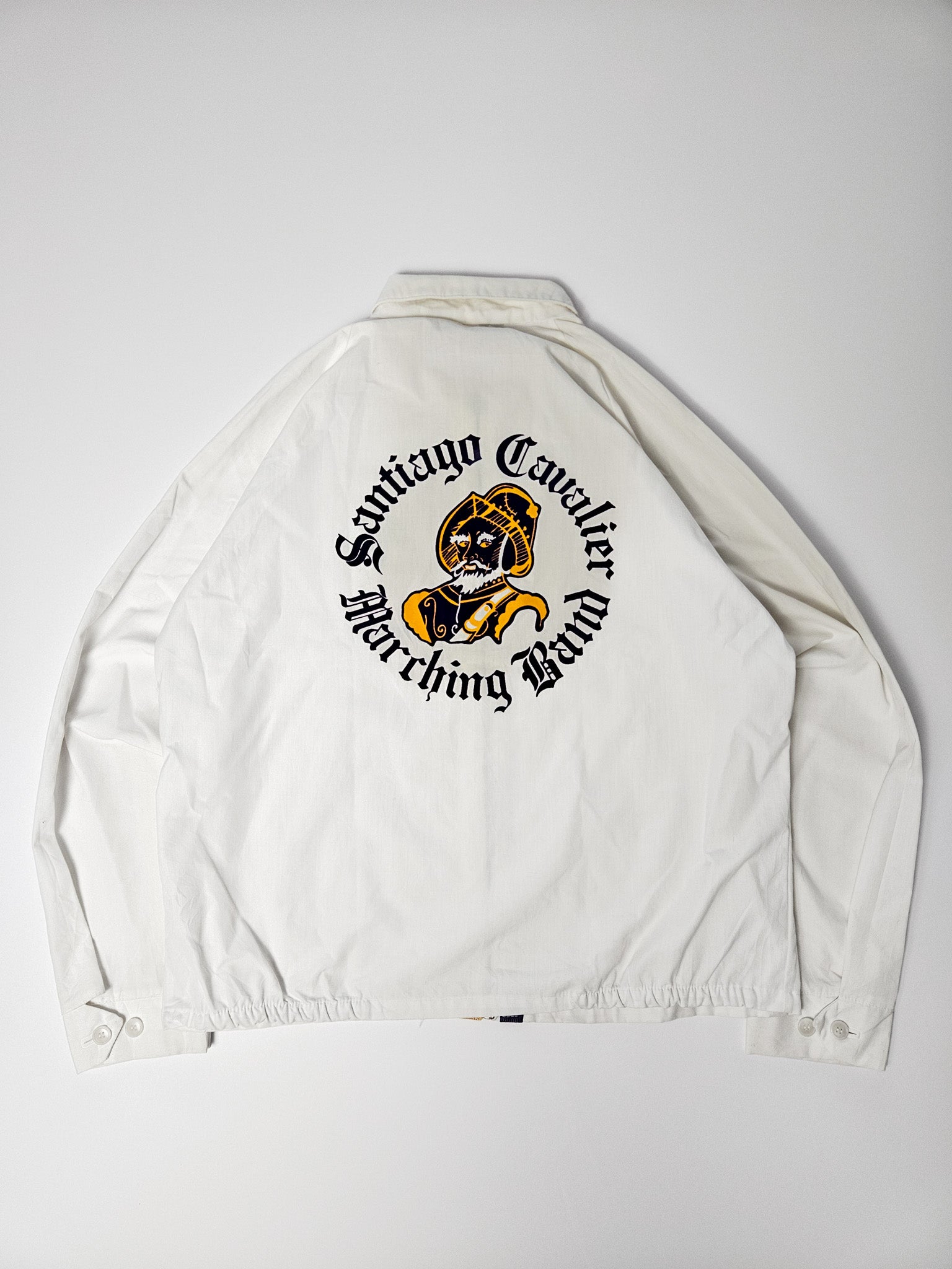 Achterkant van de jas met grote Santiago Cavaliers Marching Band print in paars en geel