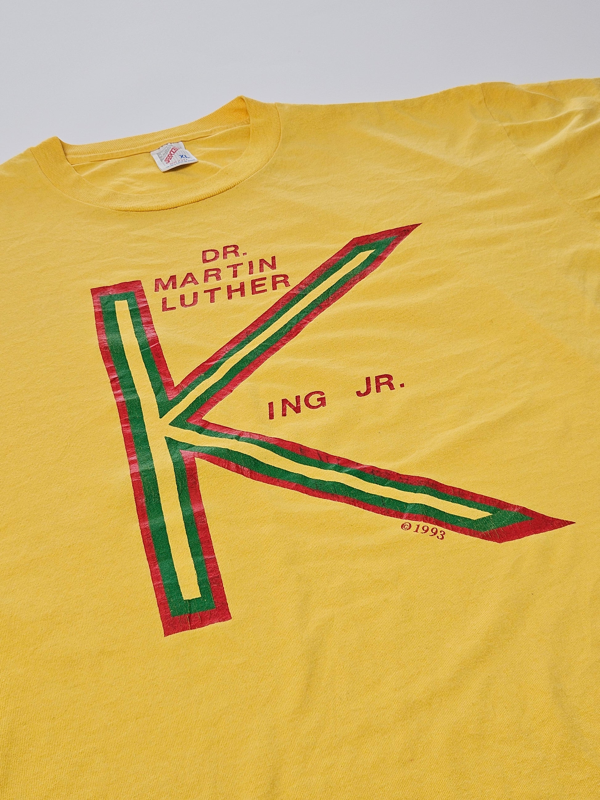 Detail van de K-print in pan-Afrikaanse kleuren met tekst Dr. Martin Luther King Jr.
