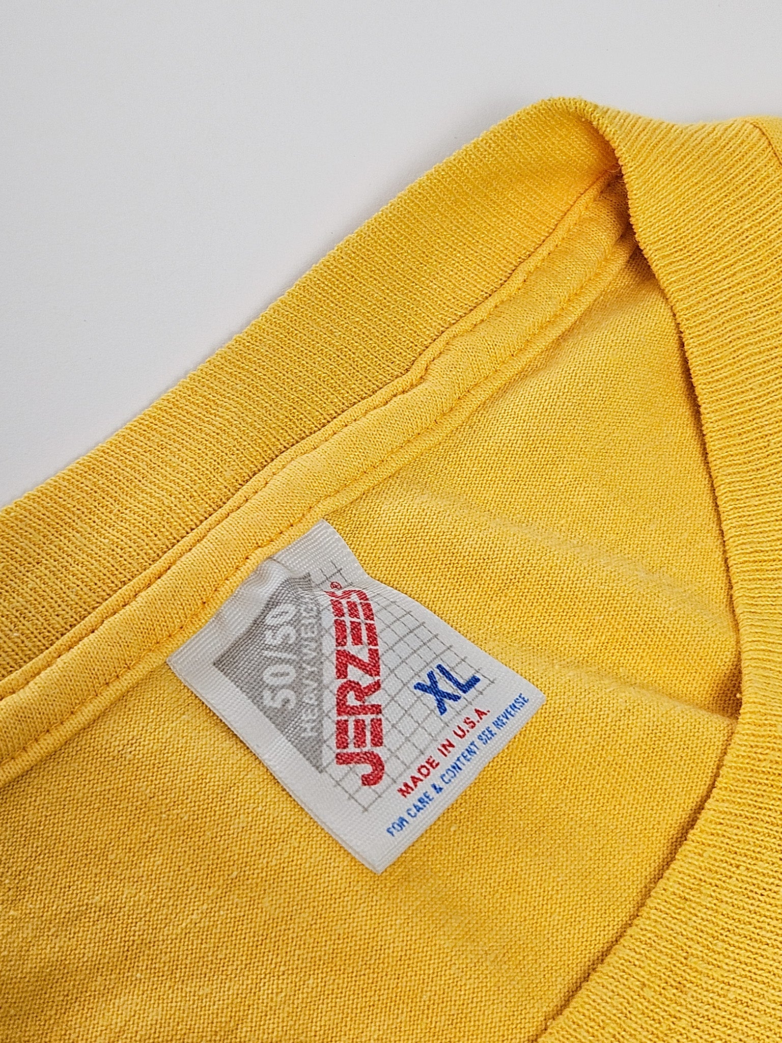Close-up van het Jerzees label met maat XL en Made in USA aanduiding
