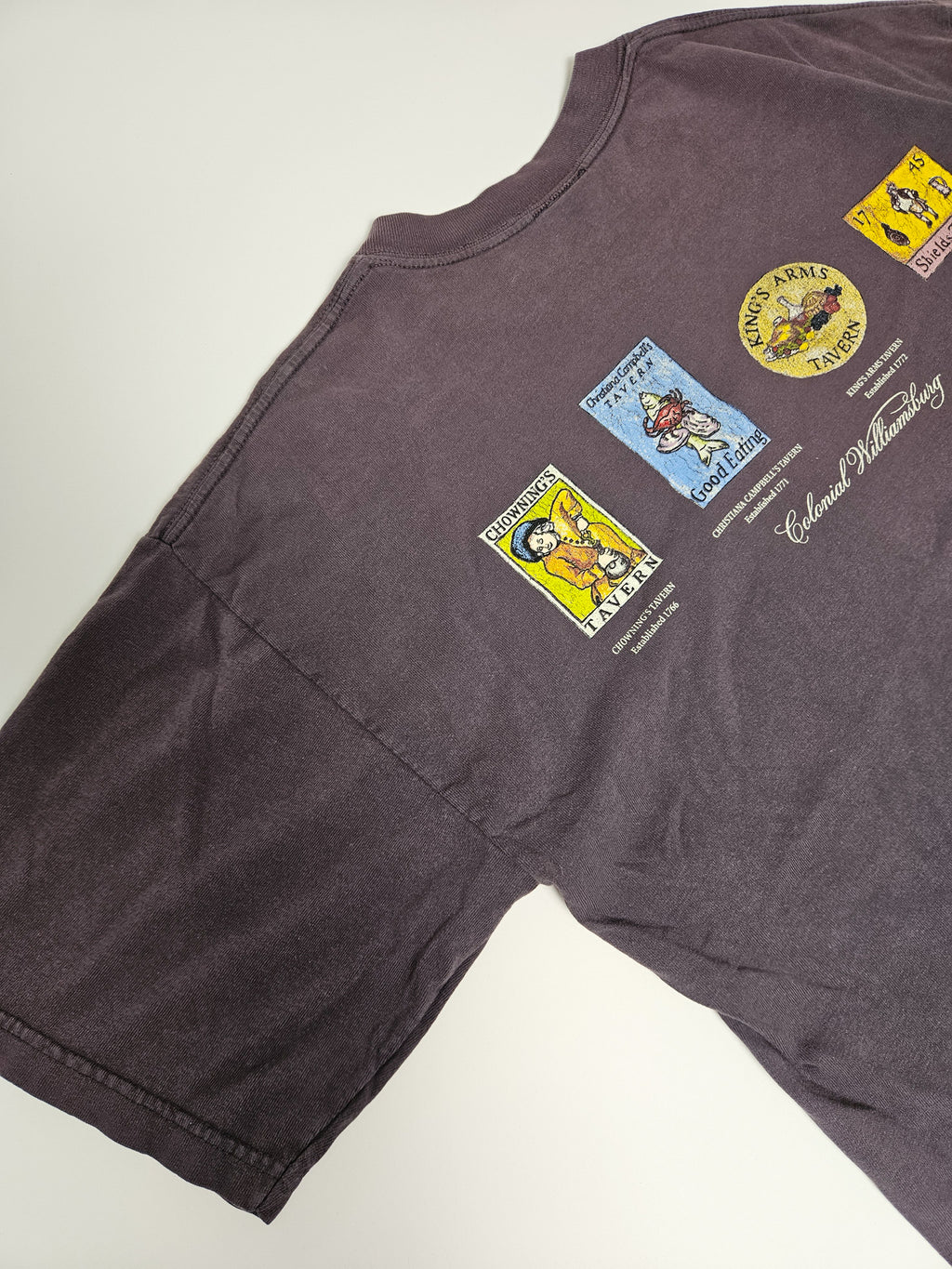Zijaanzicht van vintage T-shirt met "Signs of the Times" frontprint en kleurrijke achterkant