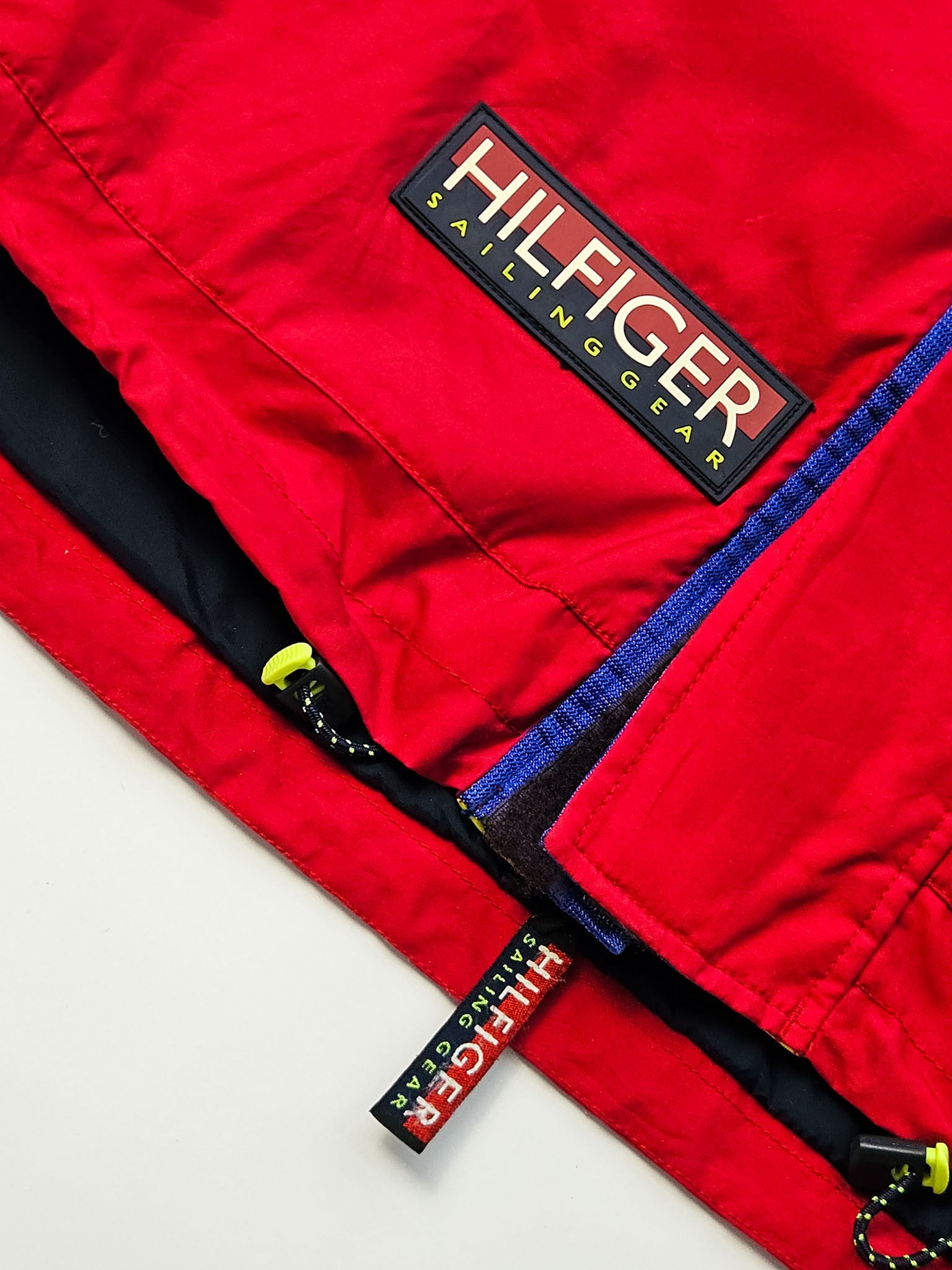 Close-up geborduurd Hilfiger Authentic Sailing Gear 045/88 borstlogo met signaalvlaggen