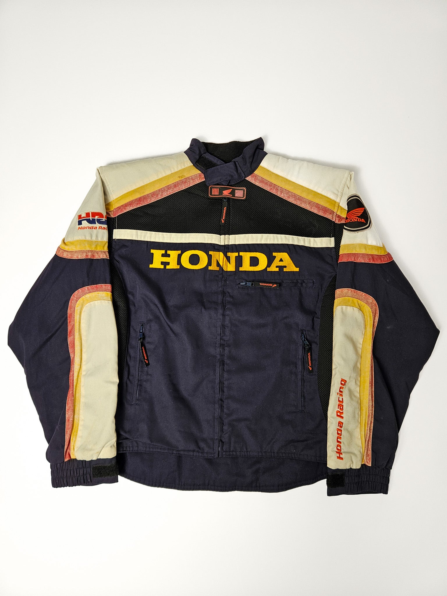 Vintage Honda Racing jas uit de jaren 90, gedragen op circuits in Japan, met geborduurd logo en ritssluiting

