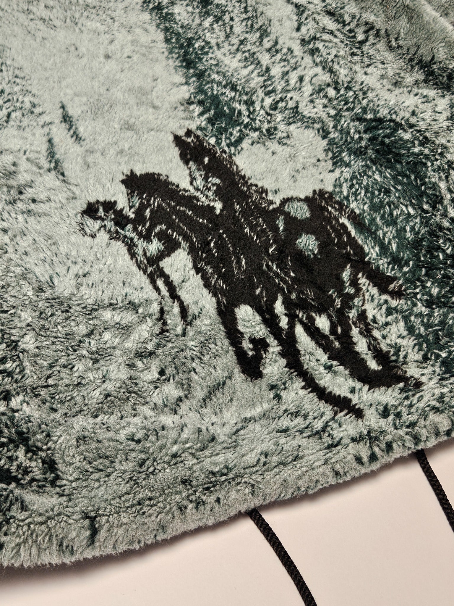 Close-up van de geweven paardenprint op de zachte fuzzy stof van de vintage fleece jas