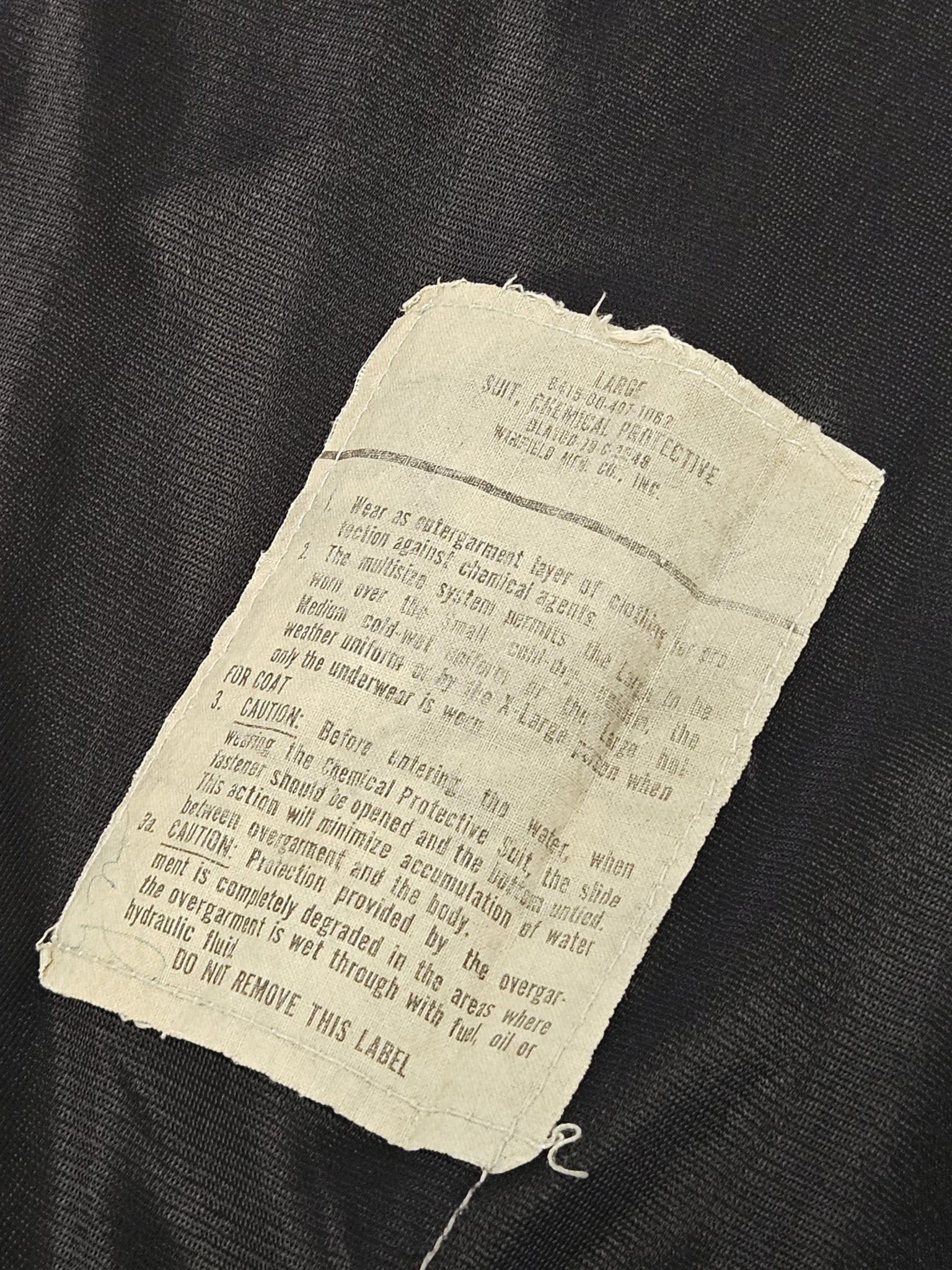 Binnenlabel van de originele MASH army jacket met maat L en productiedetails


