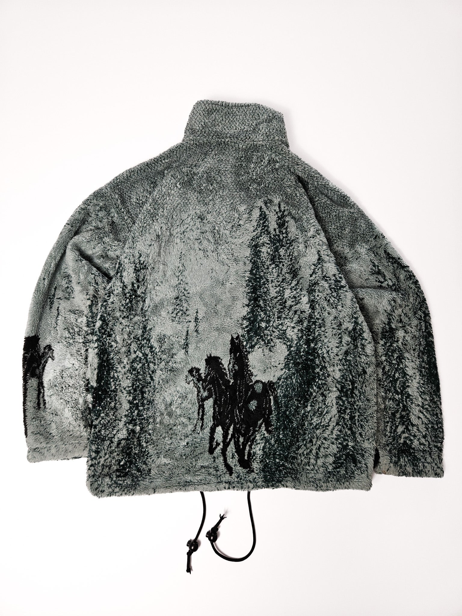 Achterzijde van Mazmania fleece jas met doorlopende print van galopperende paarden in groen bos