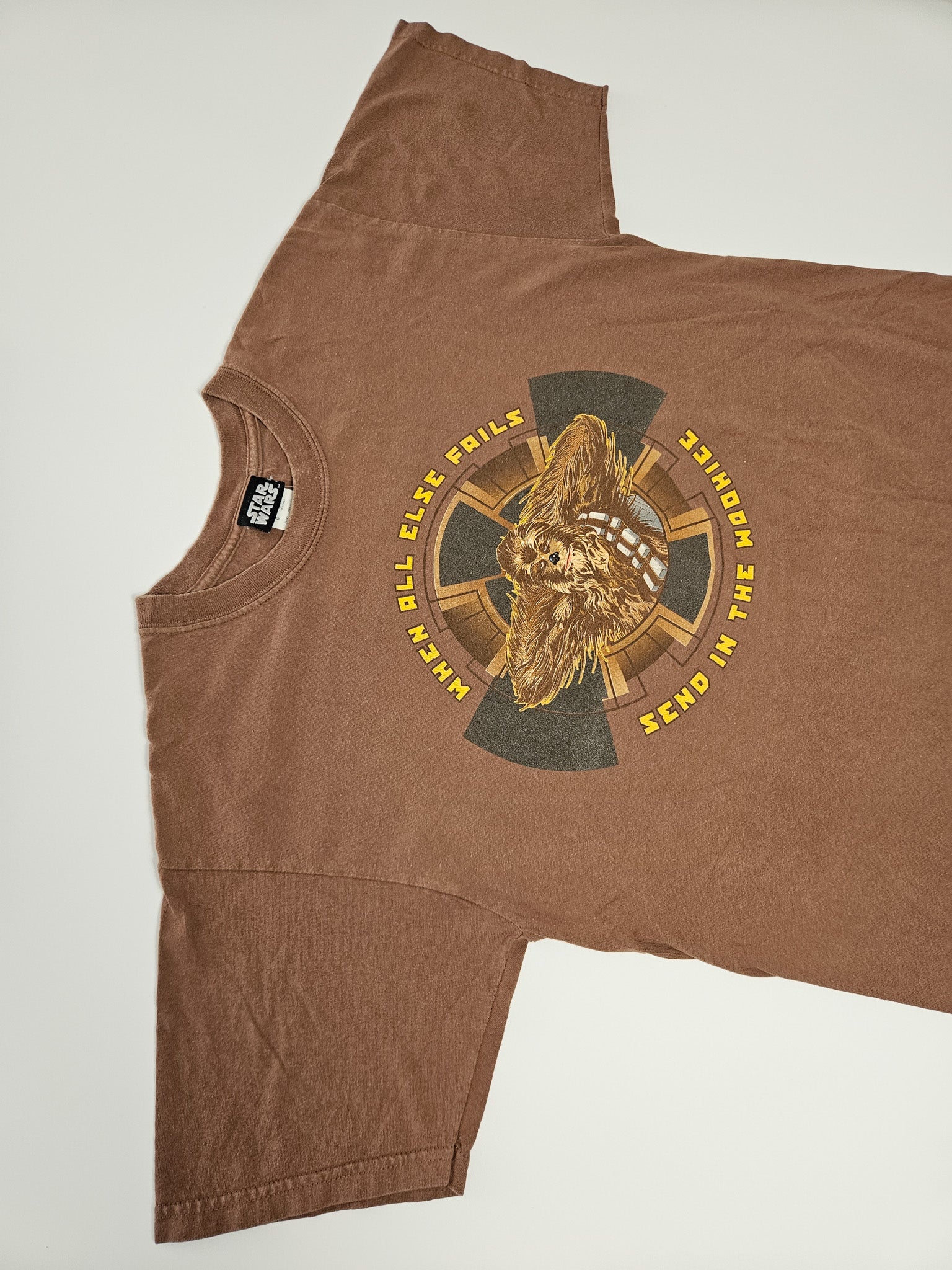 Flatlay van bruin Star Wars T-shirt met Chewbacca quote en full front graphic
