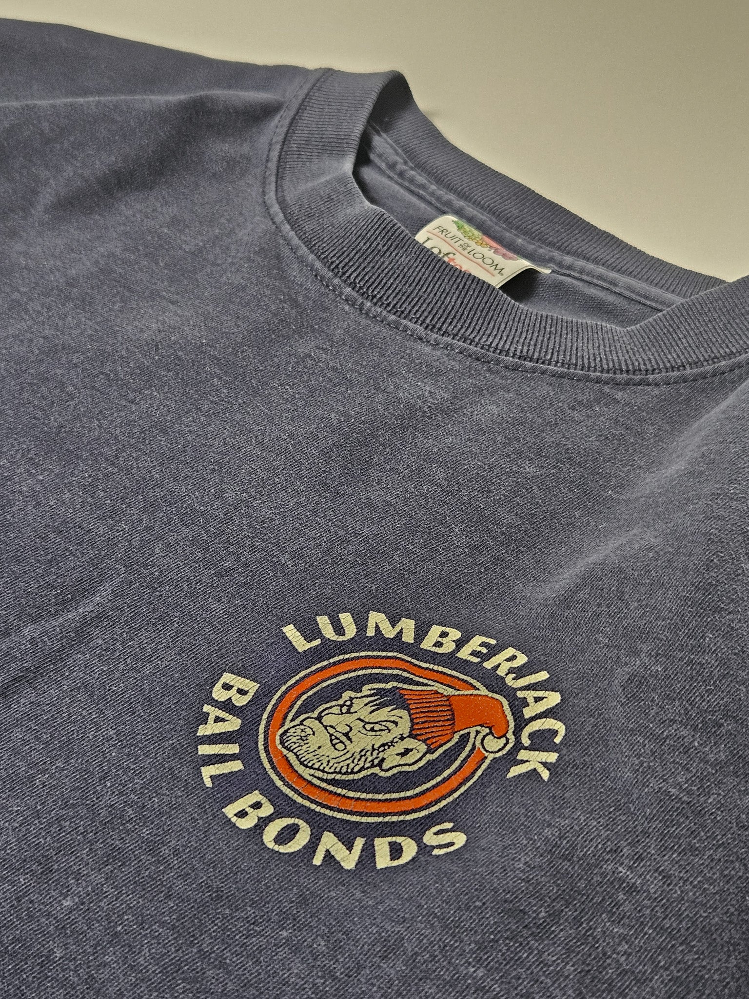 Detail van de Lumberjack Bail Bonds tekst en grafiek op vintage T-shirt