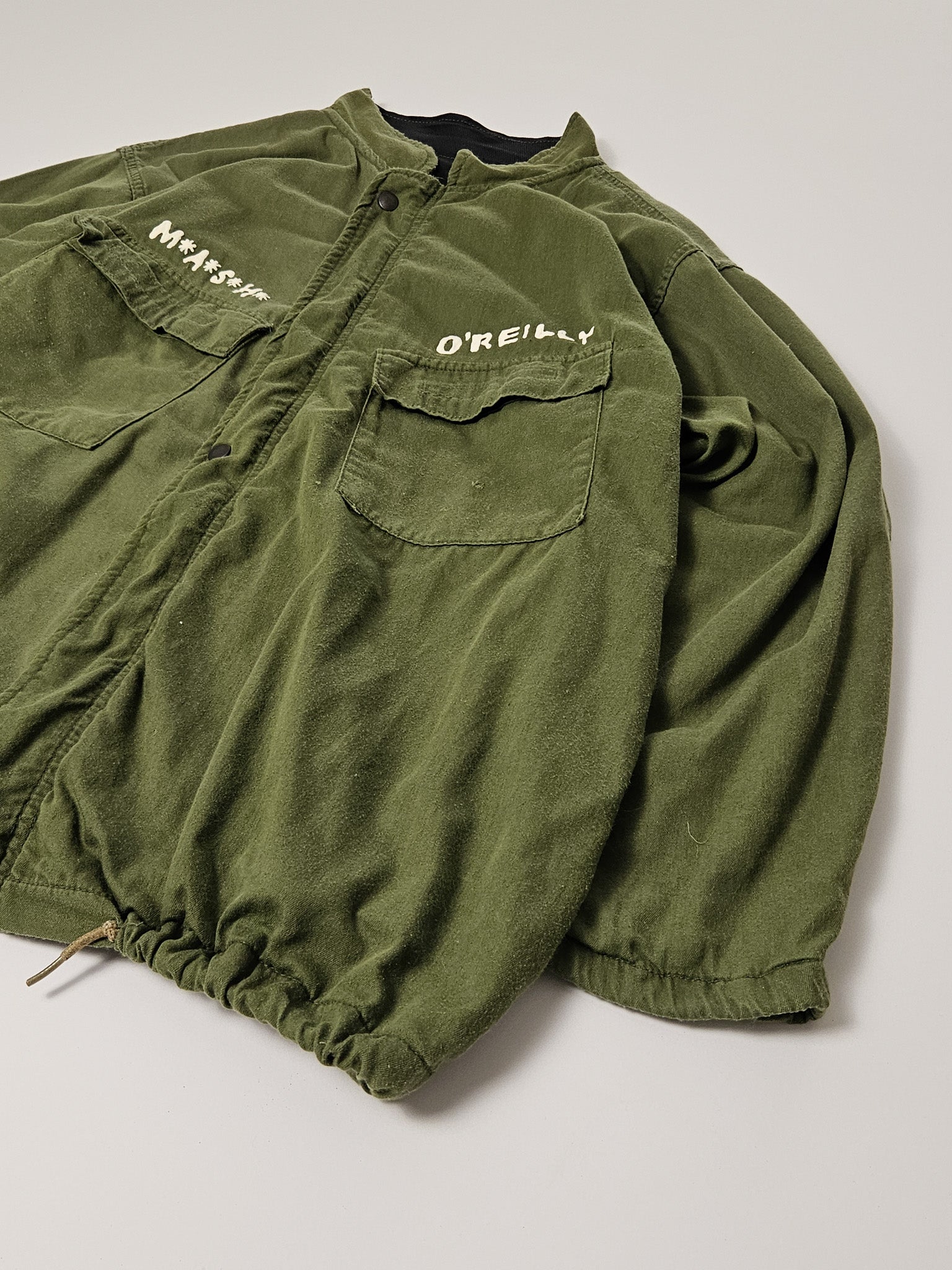 Vintage MASH military jas uit de jaren 80 in olijfgroen, met opgestikte borstpatch en knoopsluiting*

