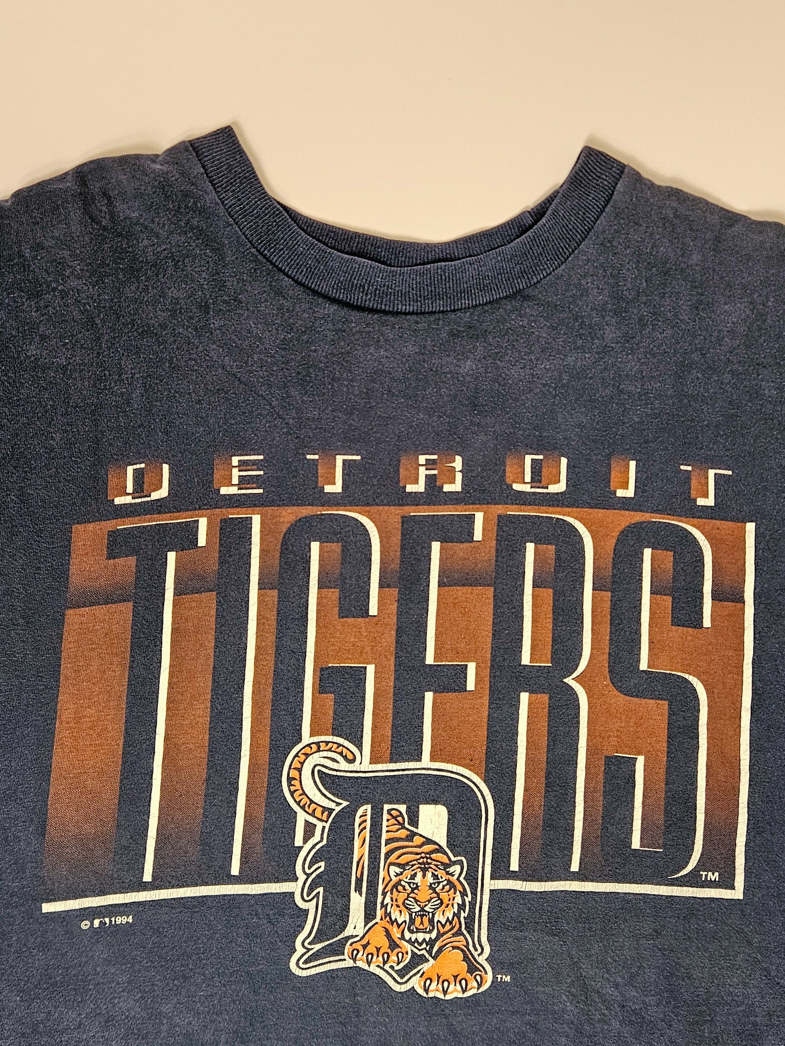 Detail van het versleten Detroit Tigers teamlogo op het vintage T-shirt