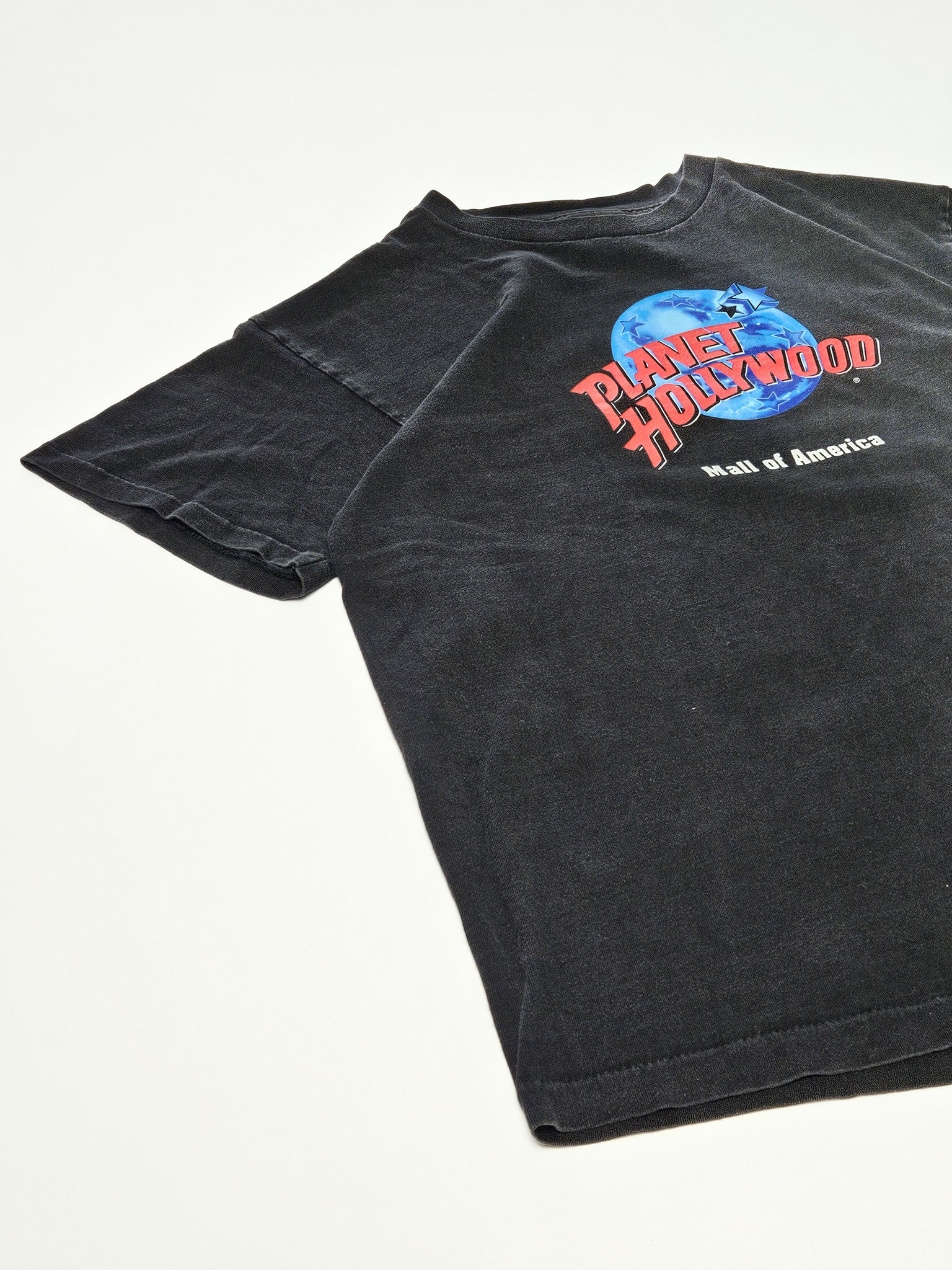 Zwart vintage Planet Hollywood T-shirt uit de jaren 90 met blauw-oranje globe logo van Mall of America op de borst
